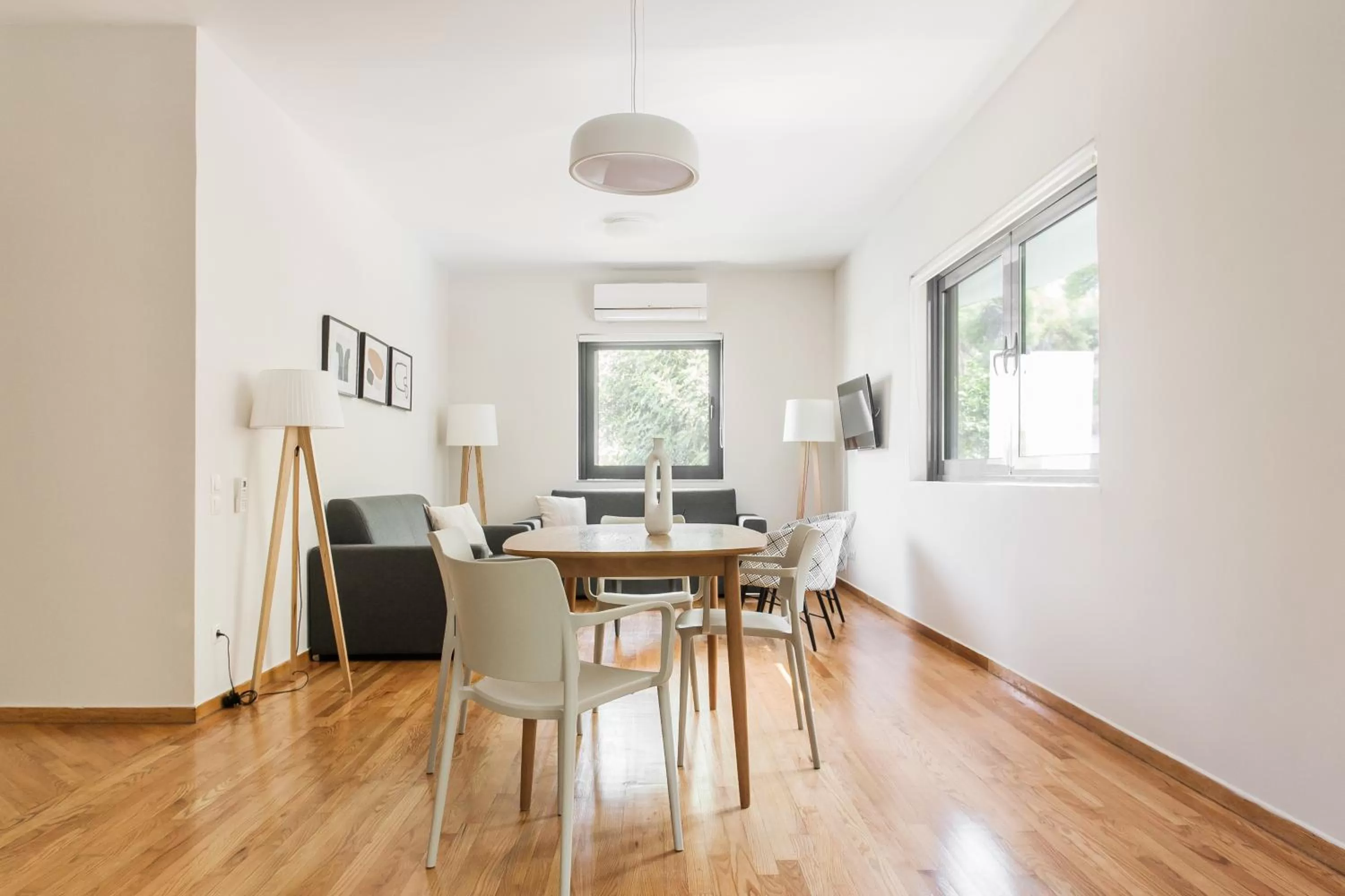 Dining Area in ZOIA The Hill by UPSTREET