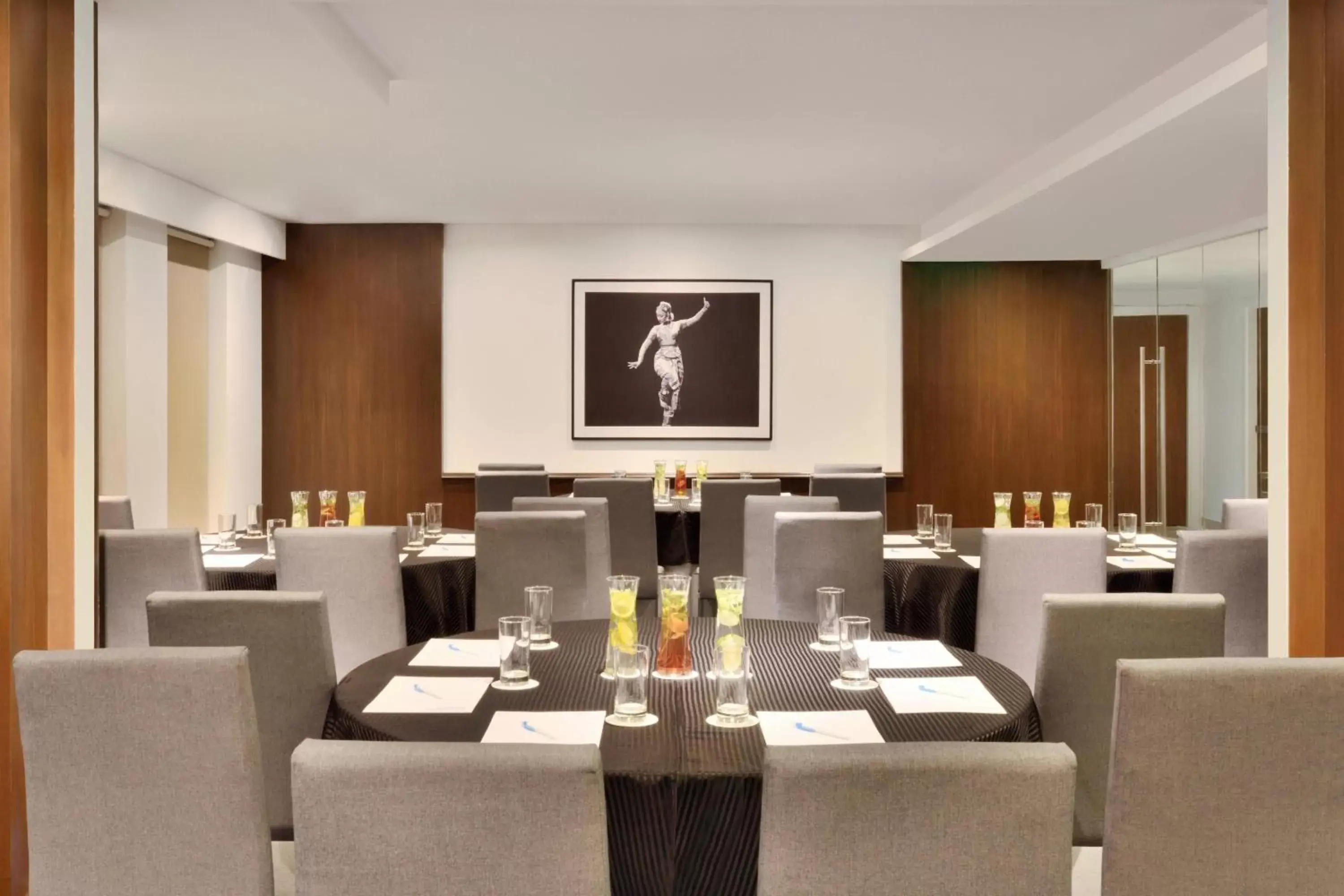 Meeting/conference room, Restaurant/Places to Eat in Fairfield by Marriott Chennai OMR
