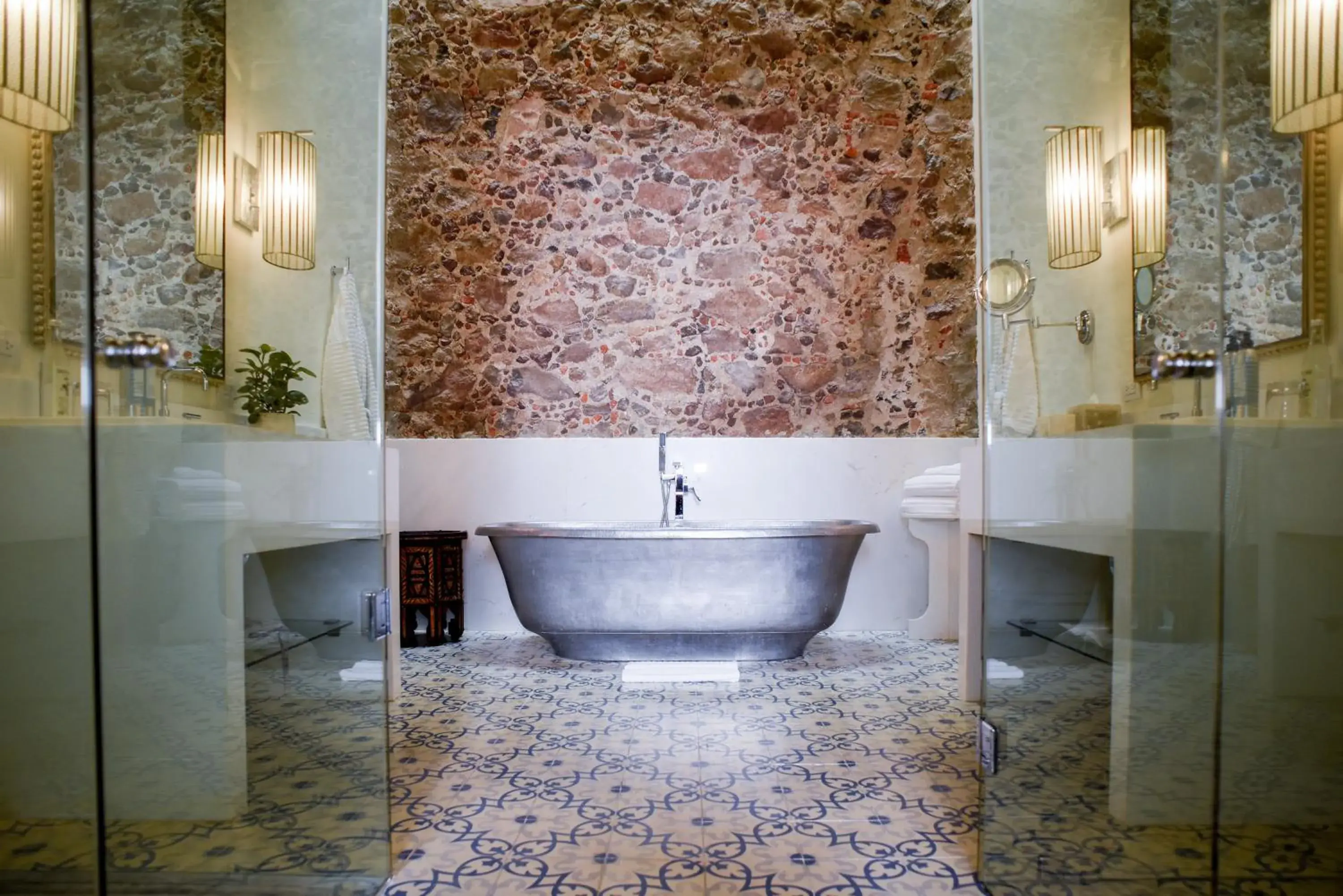 Bathroom in HOTEL CASA BLANCA 7