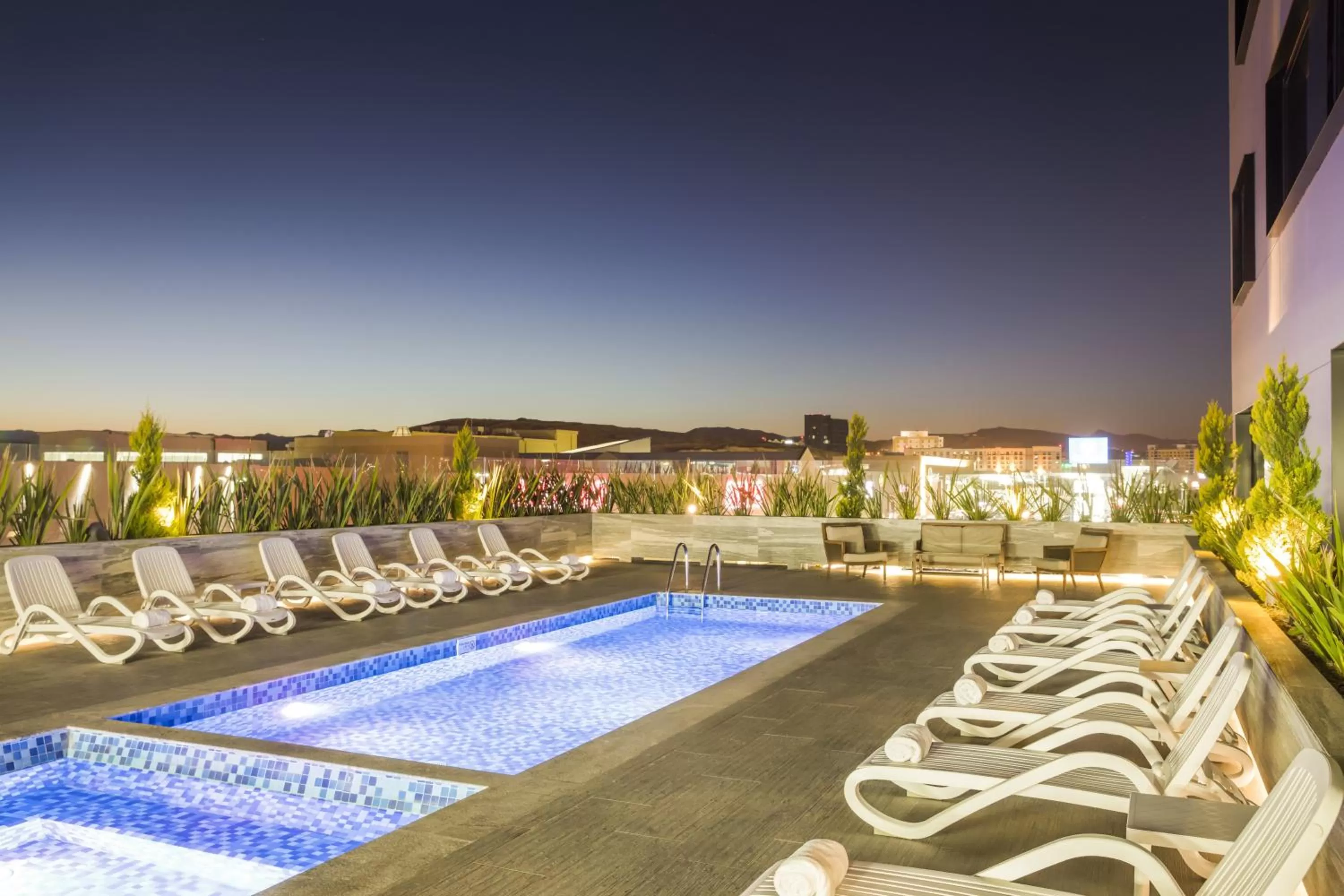 Swimming pool in Fiesta Inn Chihuahua Fashion Mall