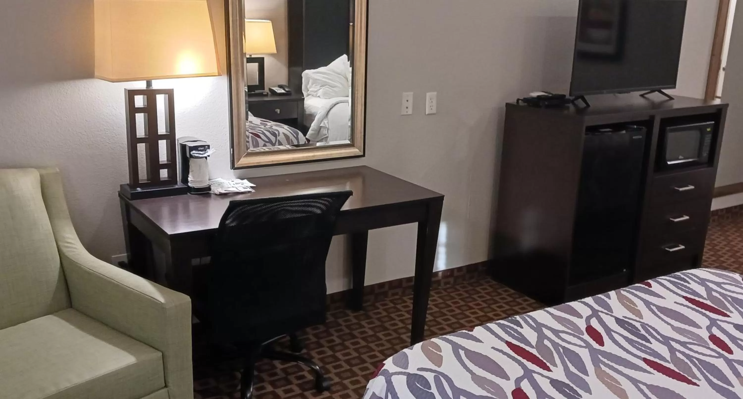 Photo of the whole room, Bed in Red Roof Inn & Suites Longview
