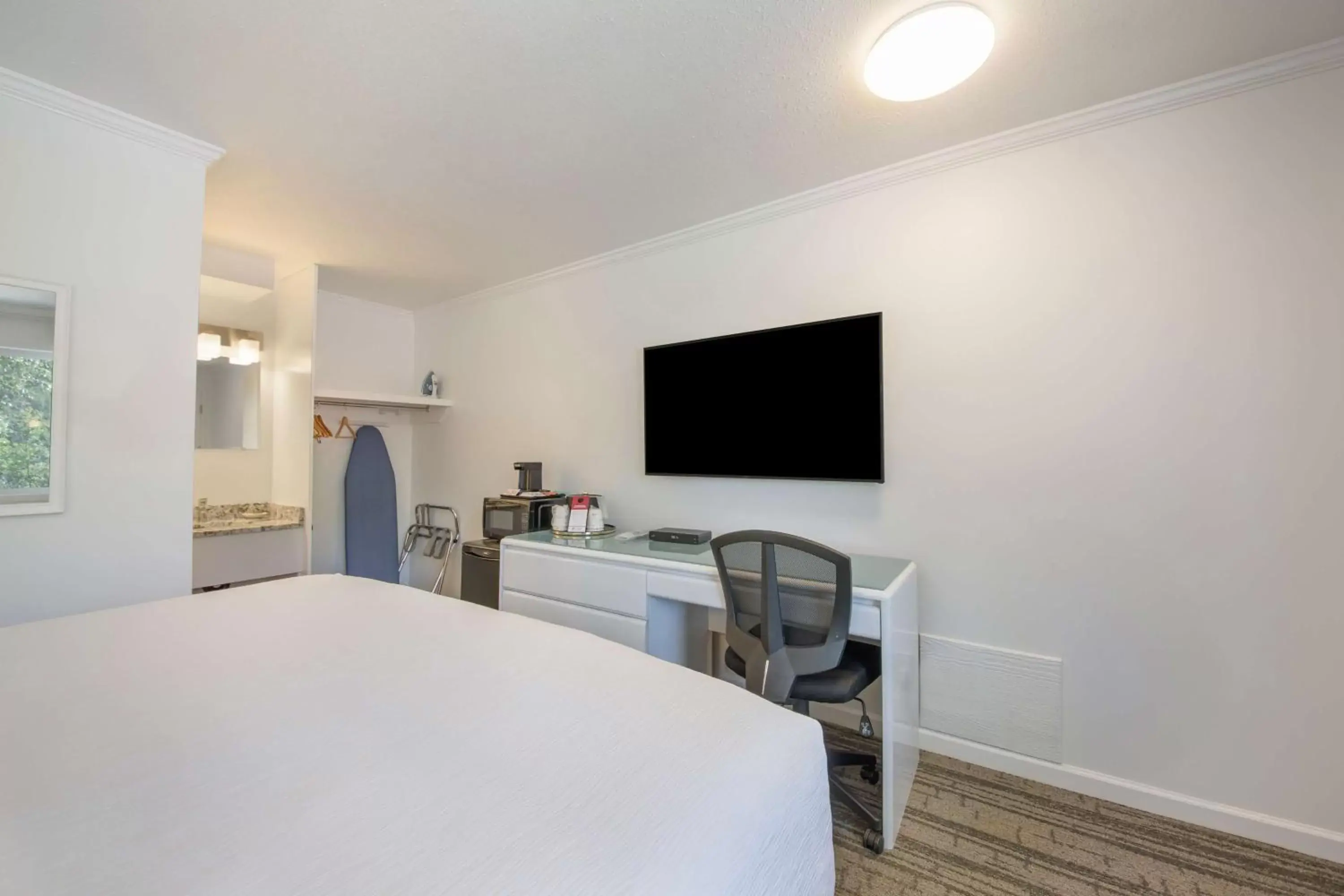 Bedroom, TV/Entertainment Center in SureStay Hotel by Best Western Rossland Red Mountain