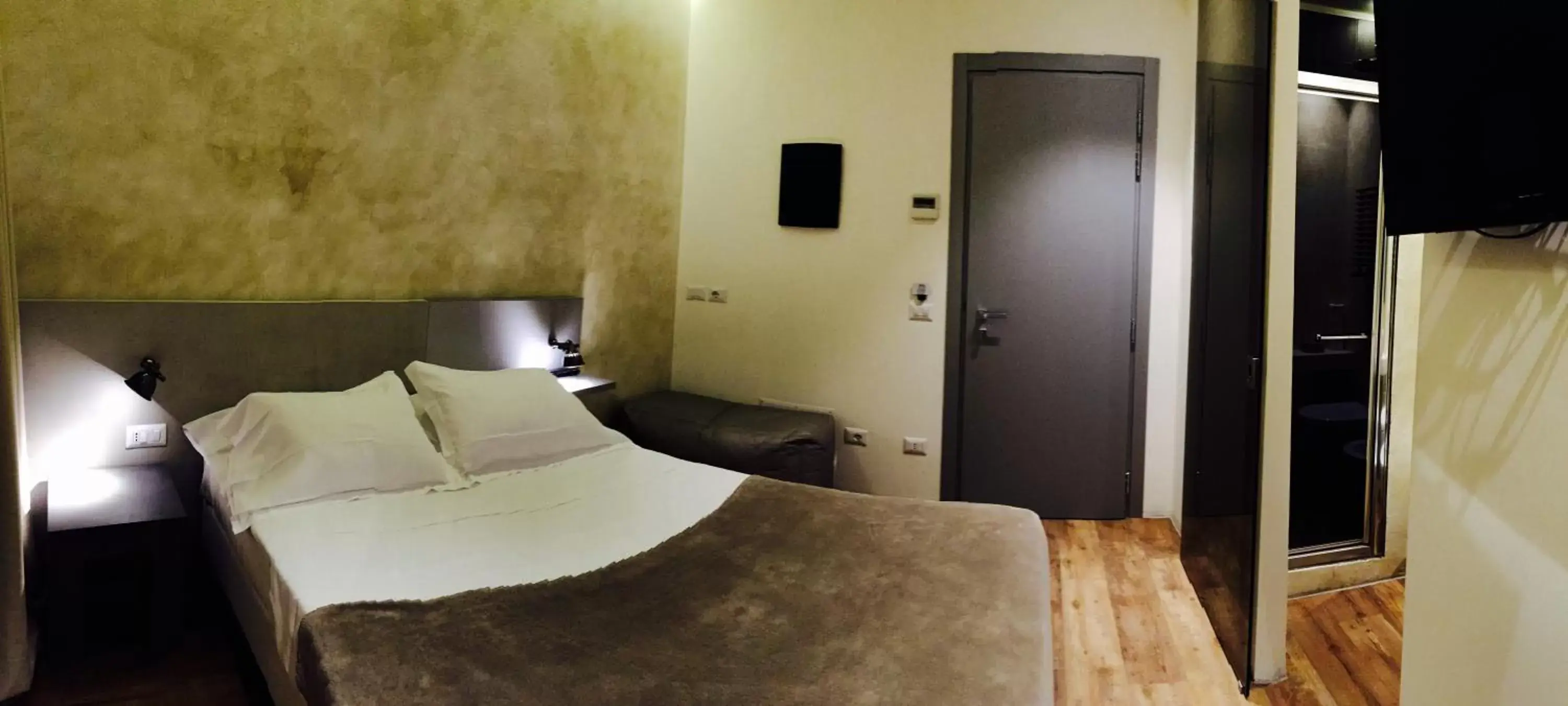 Bedroom, Bed in Bell Suite Hotel
