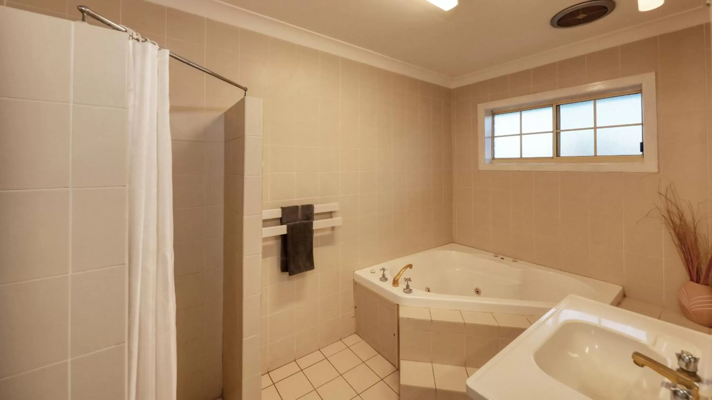 Bathroom in The Major Mitchell Motel