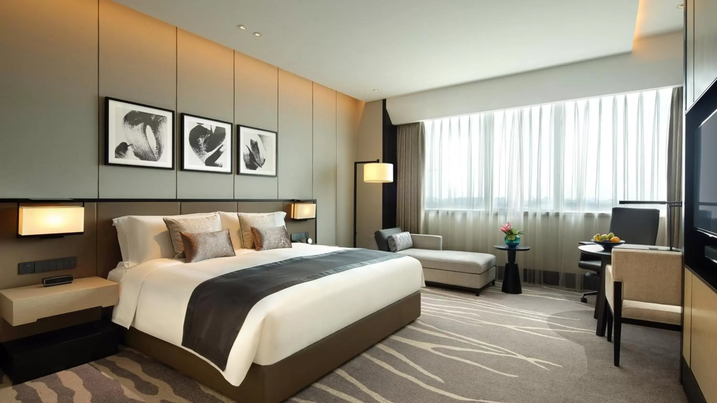 Photo of the whole room, Bed in InterContinental Shanghai Hongqiao NECC, an IHG Hotel