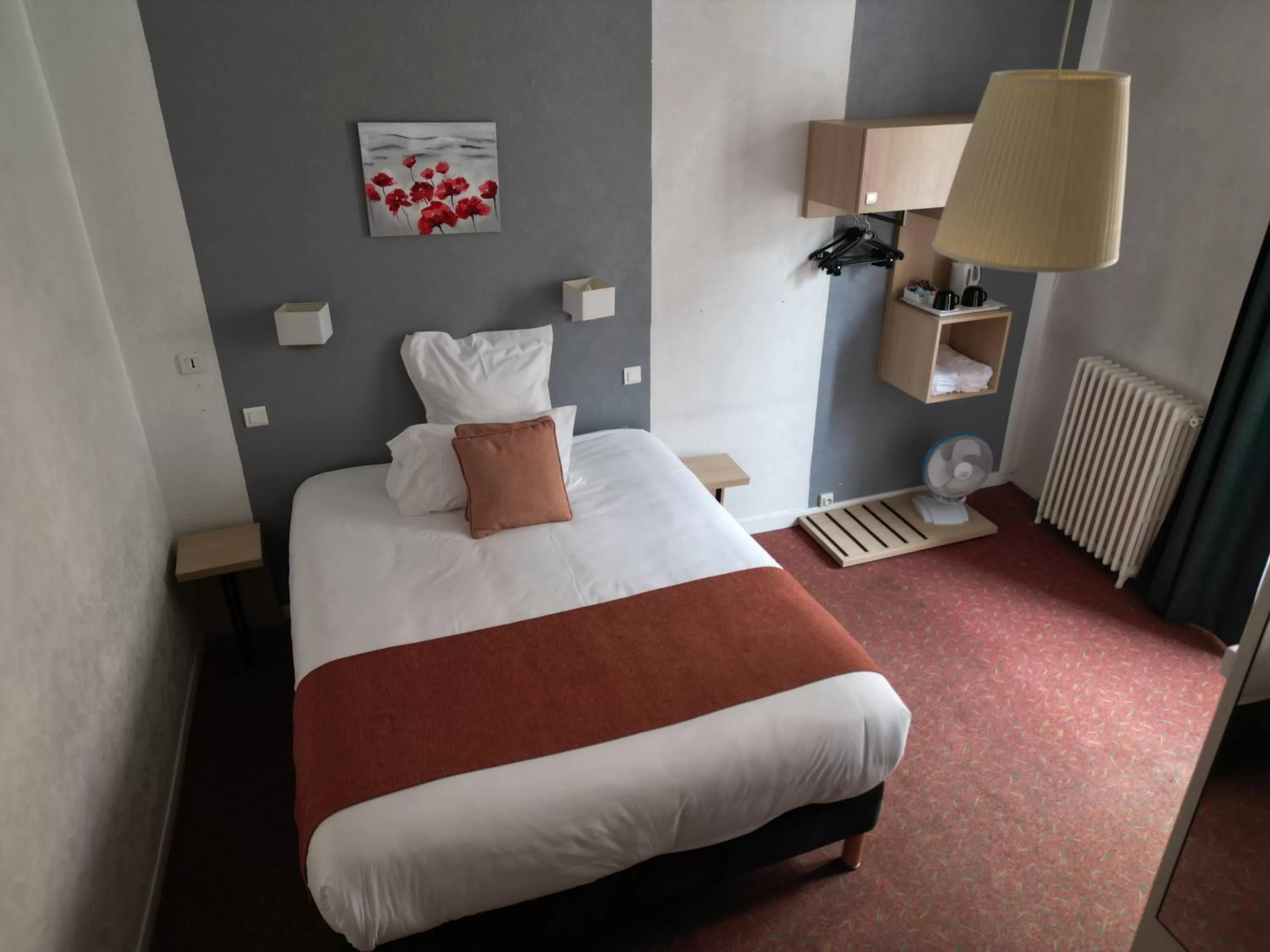 Photo of the whole room, Bed in Contact Hôtel les Platanes Villeneuve sur Lot Centre