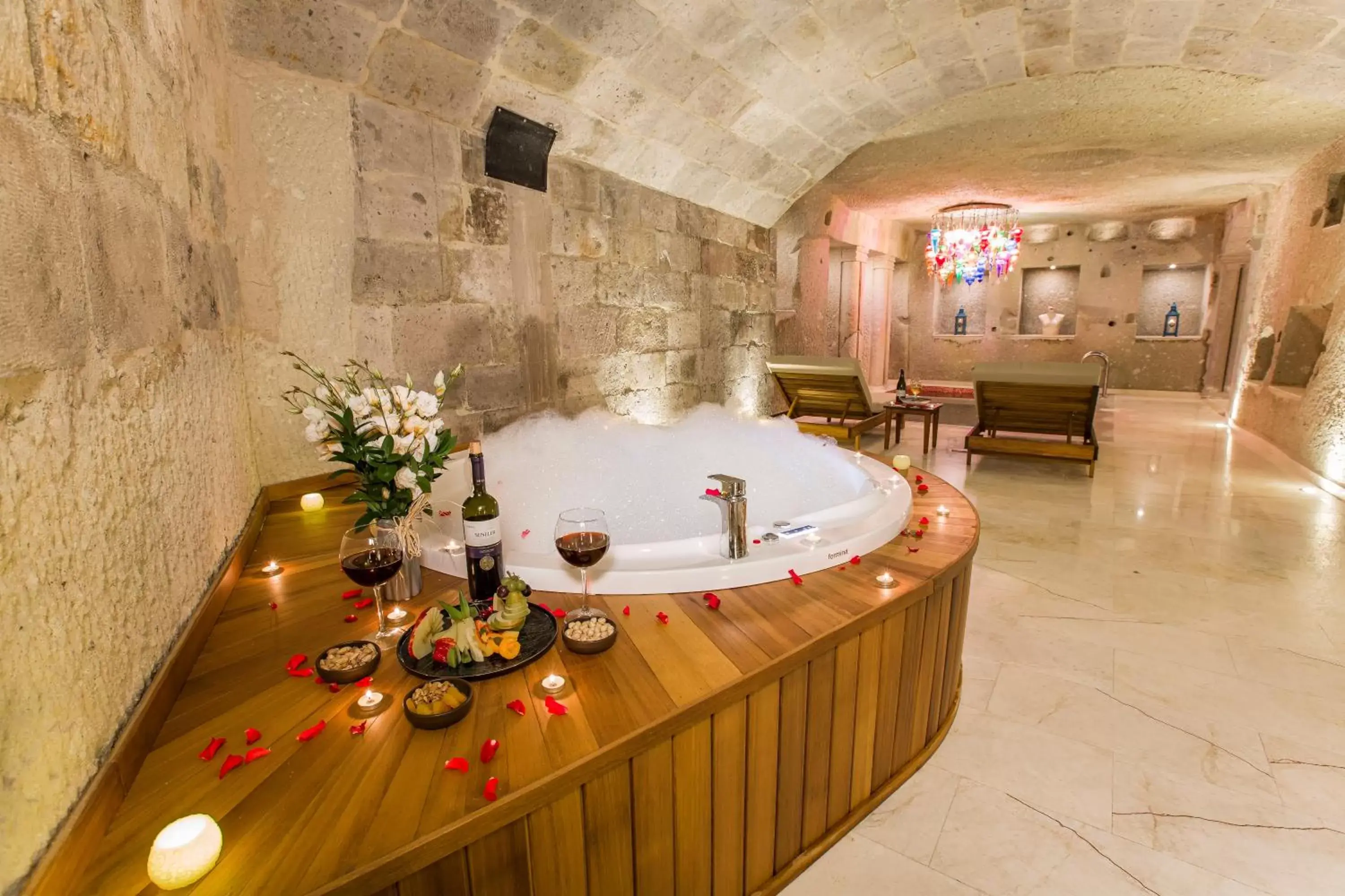 Hot Tub in Imperial Cave Suites & Spa
