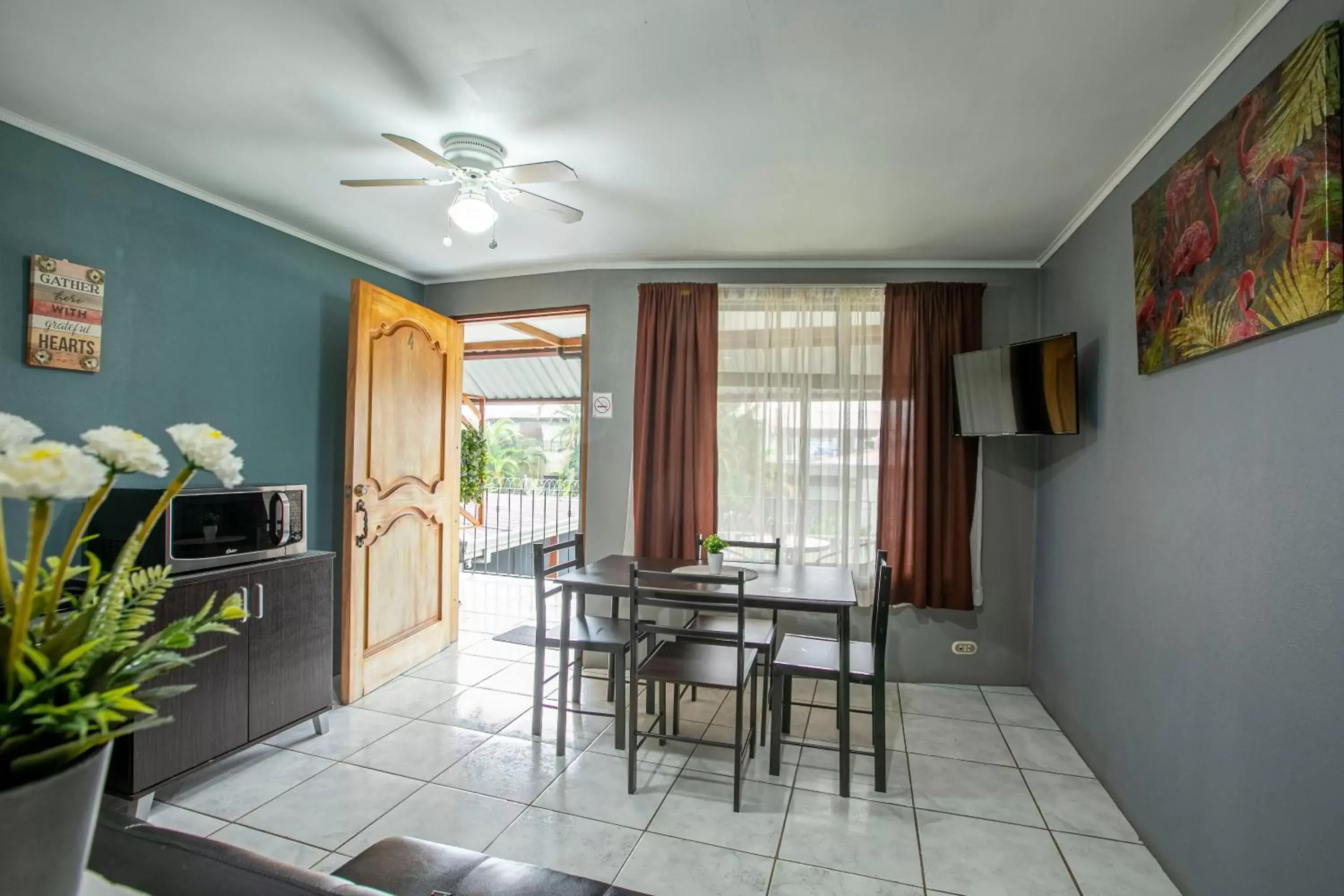 TV and multimedia, Dining Area in Coati Arenal Lodge