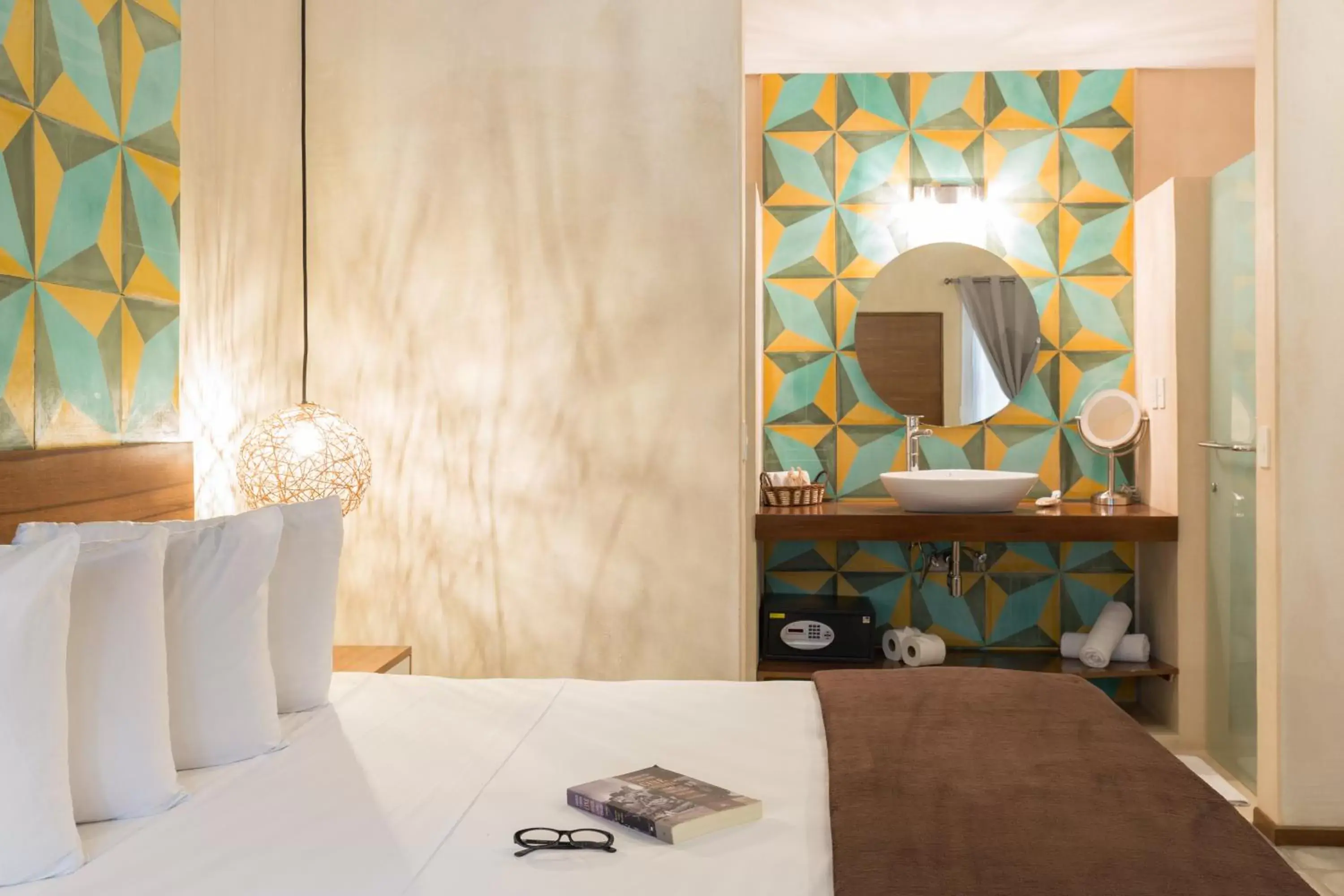 Shower, Bed in Quinta Margarita - Boho Chic Hotel