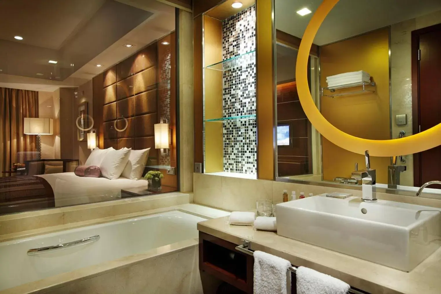 Photo of the whole room, Bathroom in Crowne Plaza Yantai Sea View, an IHG Hotel