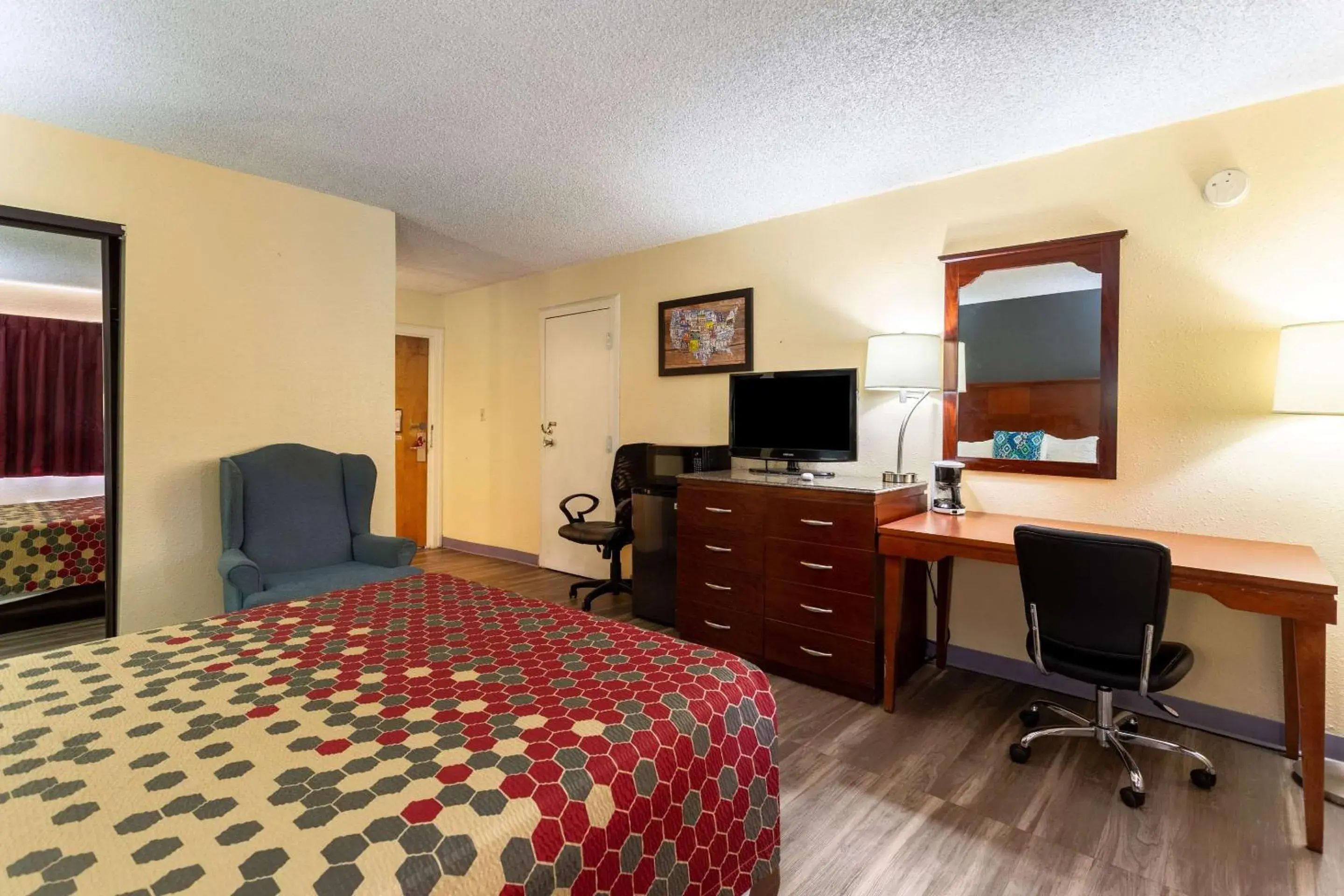 Photo of the whole room, Room Photo in Econo Lodge Gallup