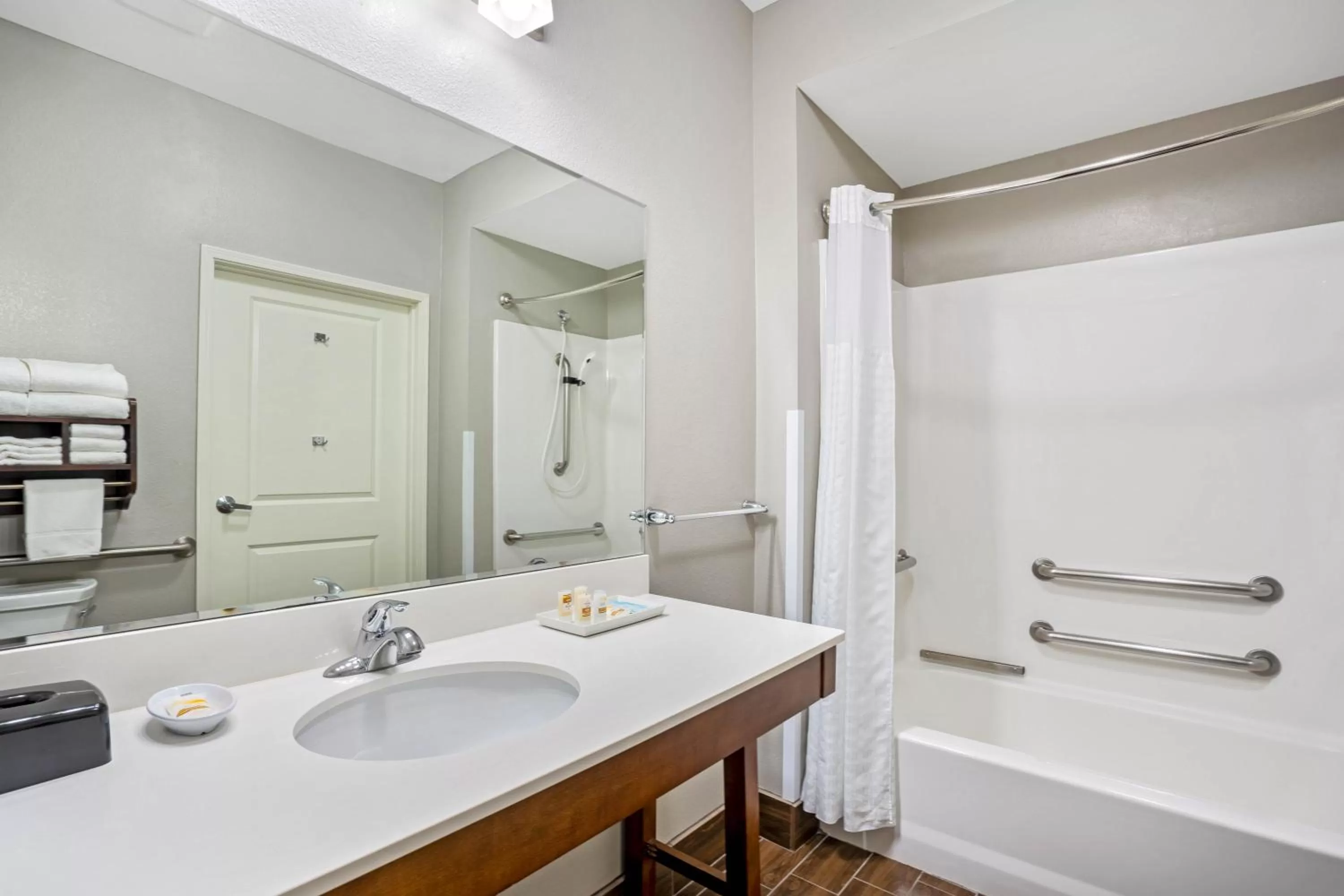 Bathroom in La Quinta by Wyndham Houston NW Beltway8/WestRD