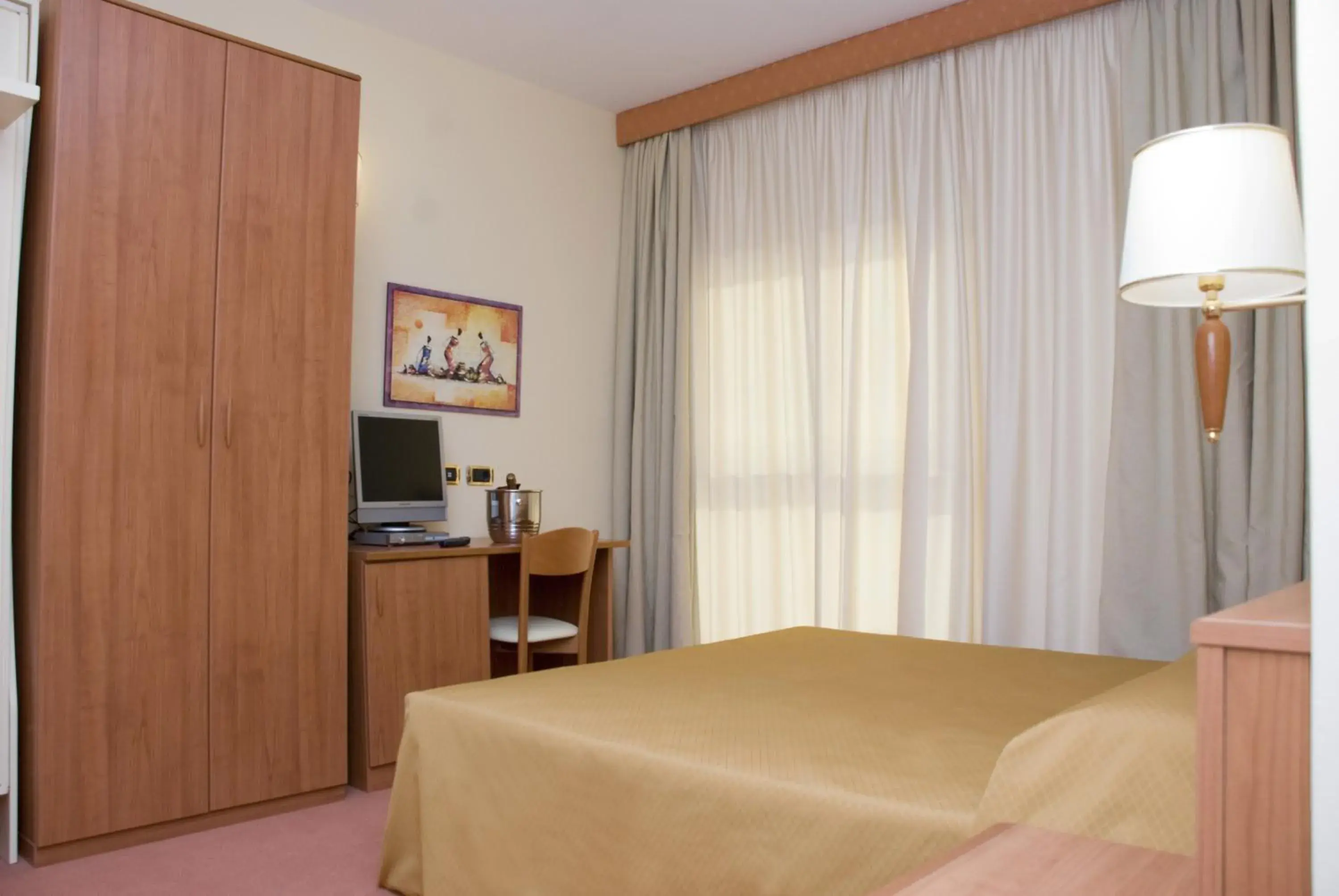 Photo of the whole room, Bed in La Isla Resort