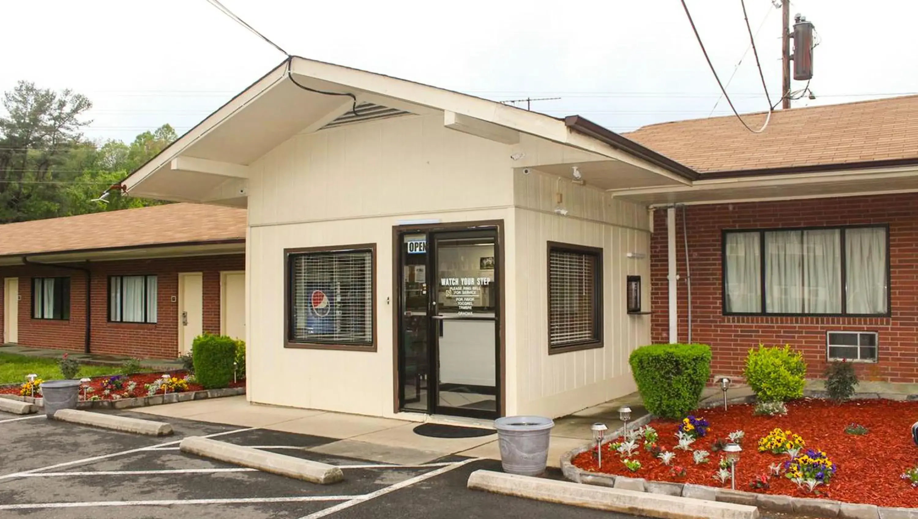 Facade/entrance, Property Building in Green Valley Motel Winston Salem