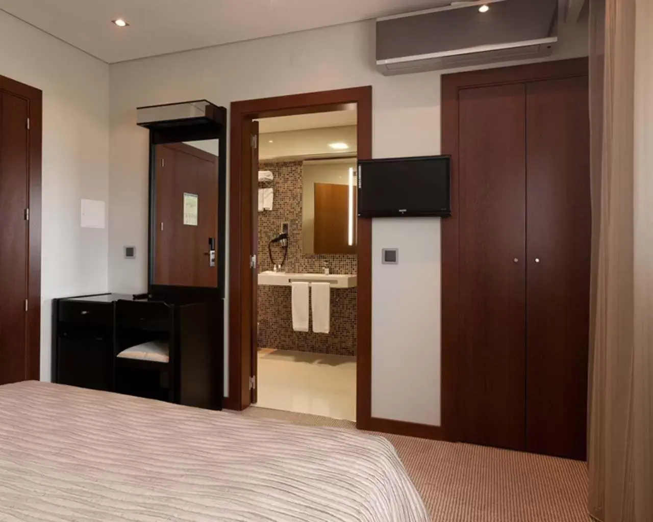 Bedroom, TV/Entertainment Center in Cardal Hotel