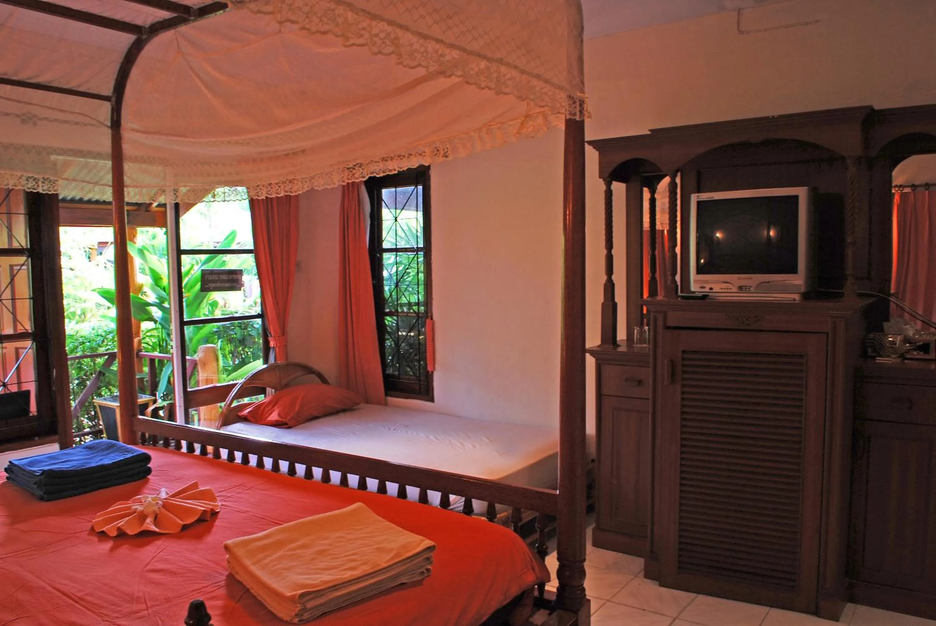 Photo of the whole room, TV/Entertainment Center in Chaweng Resort