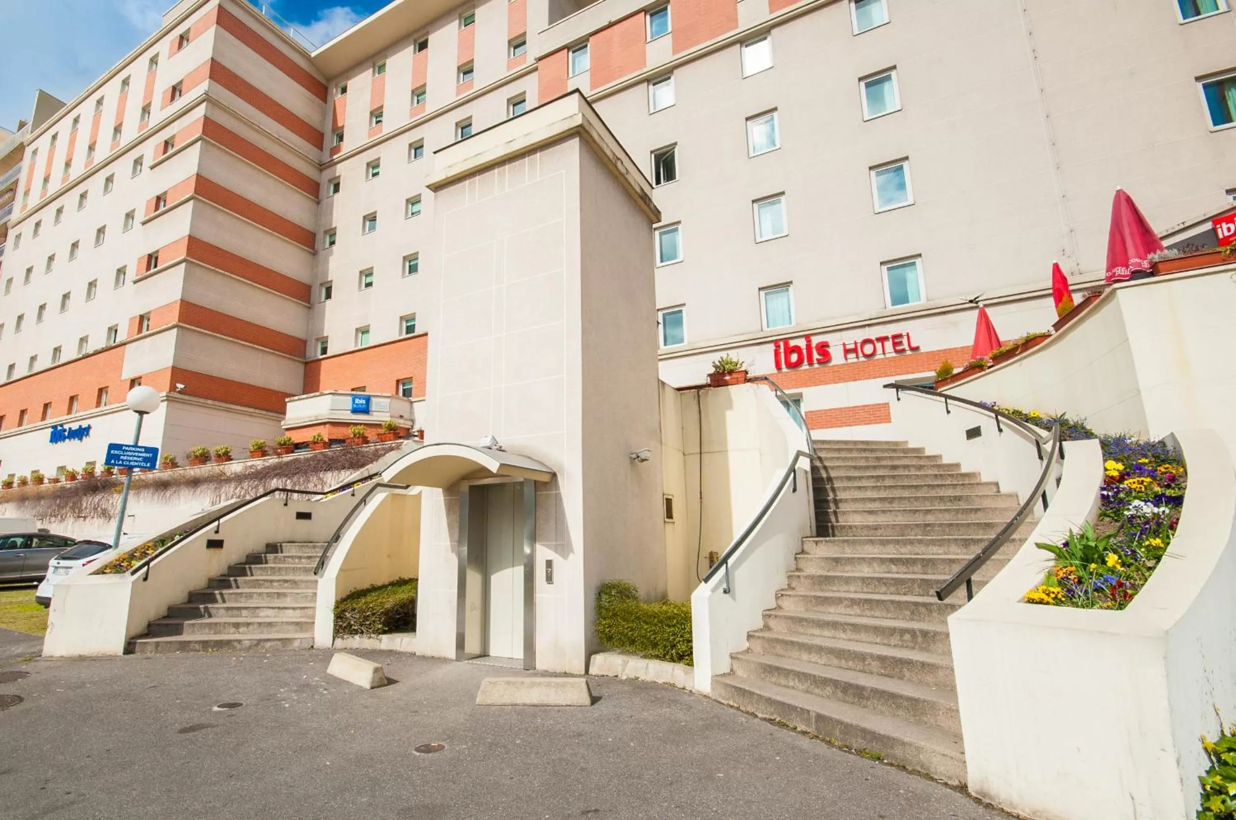 Facade/entrance in ibis Paris La Defense Courbevoie