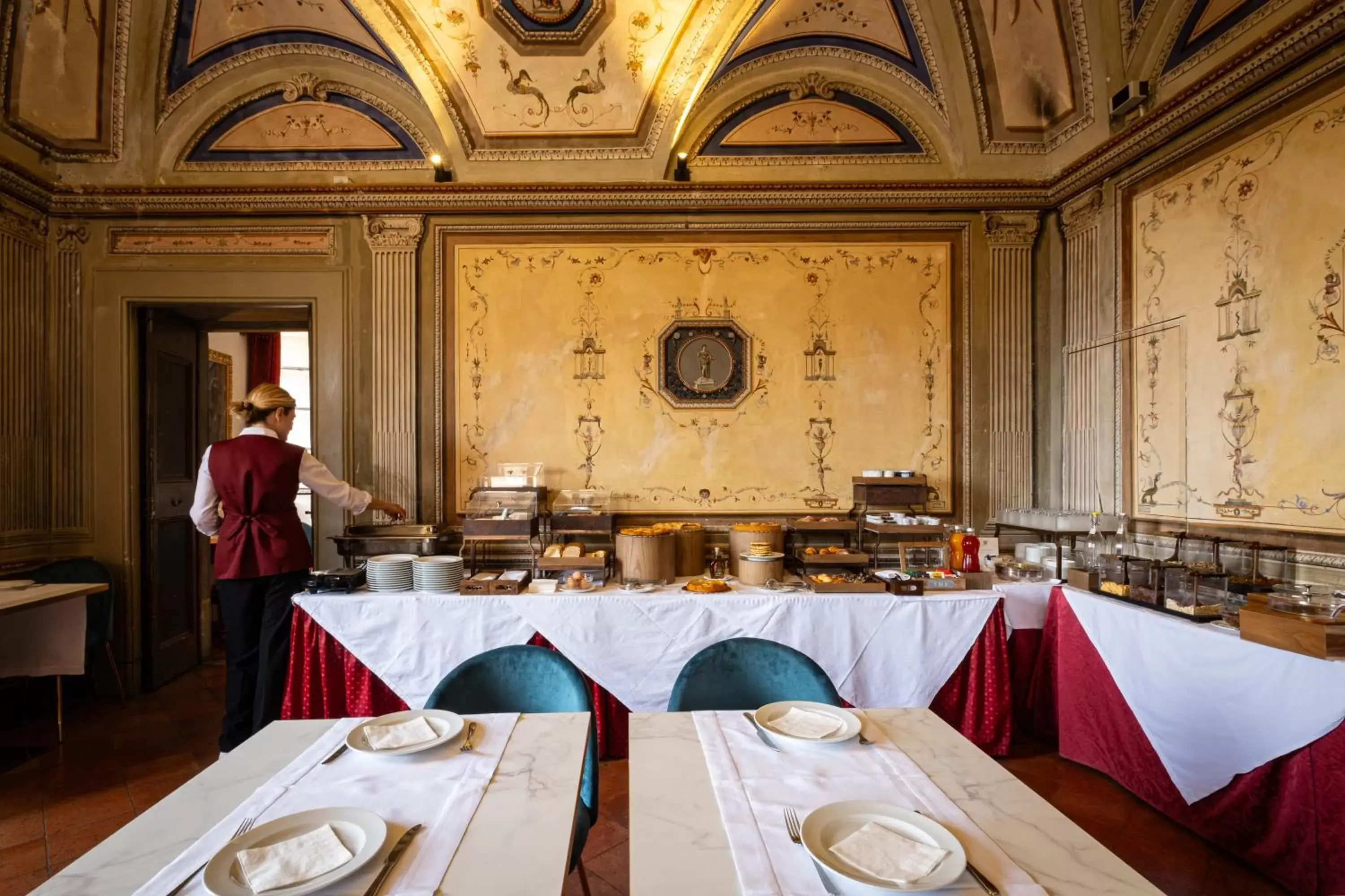 Restaurant/Places to Eat in Bosone Palace