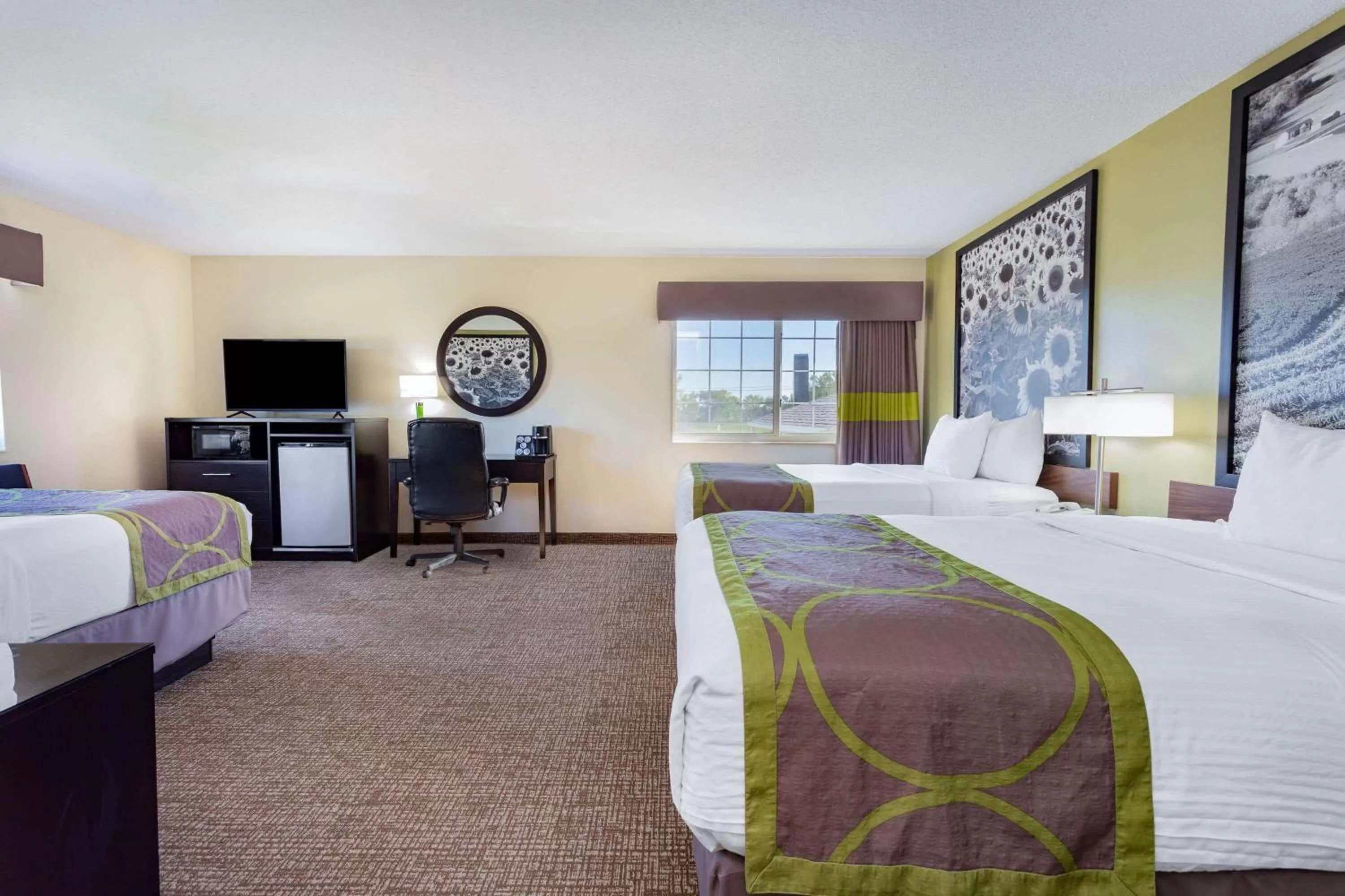 Photo of the whole room, Bed in Super 8 by Wyndham Emmetsburg