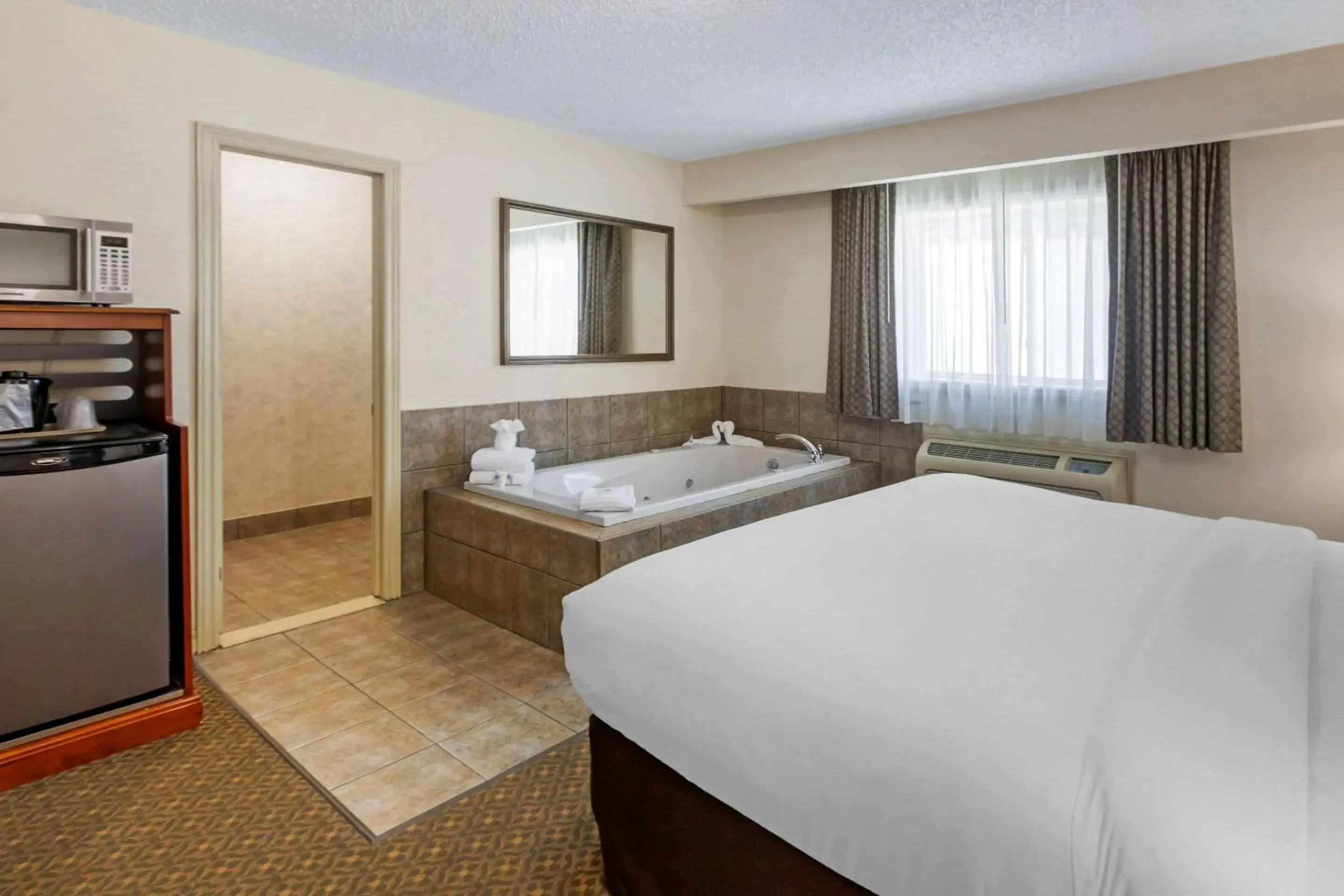 Photo of the whole room in Comfort Inn & Suites Thousand Islands Harbour District