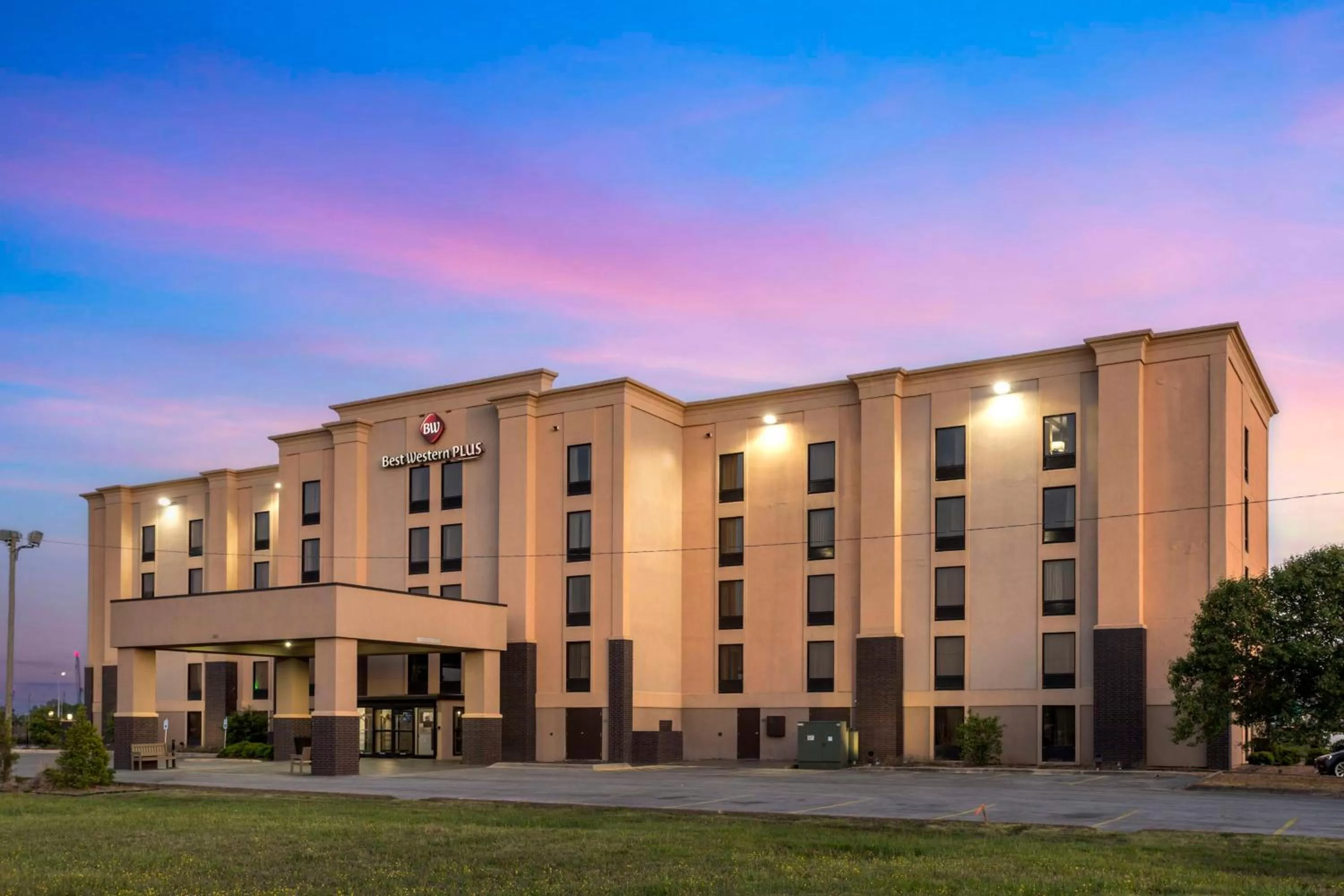 Property building in Best Western Plus- Jonesboro