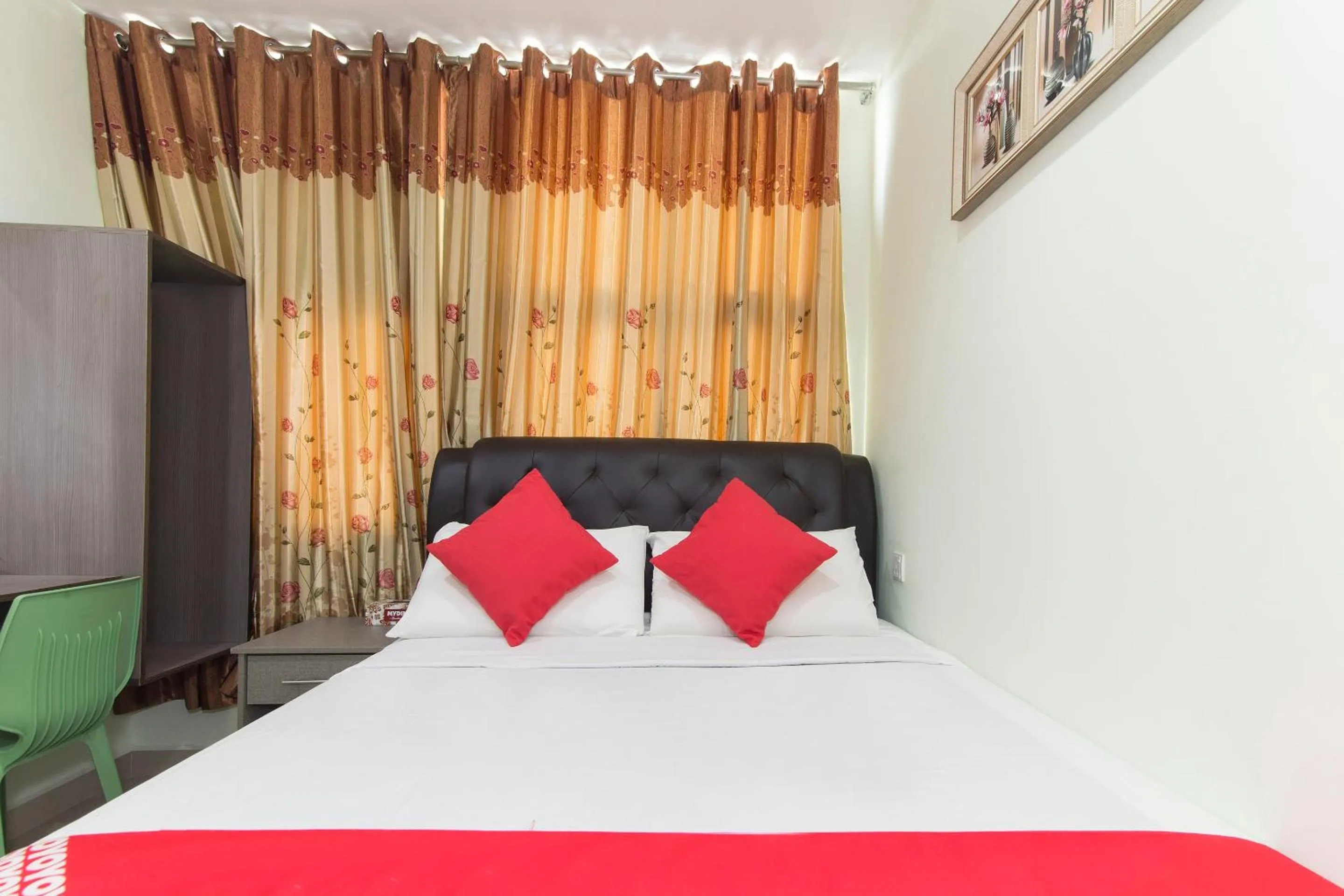 Bedroom, Bed in OYO 444 KL Empire Hotel