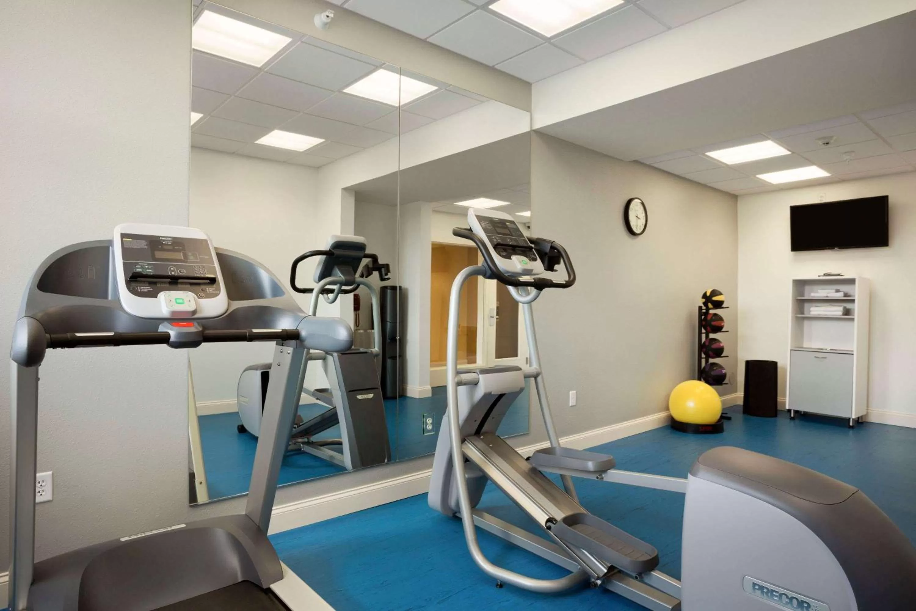 Fitness centre/facilities in Days Inn & Suites by Wyndham Caldwell
