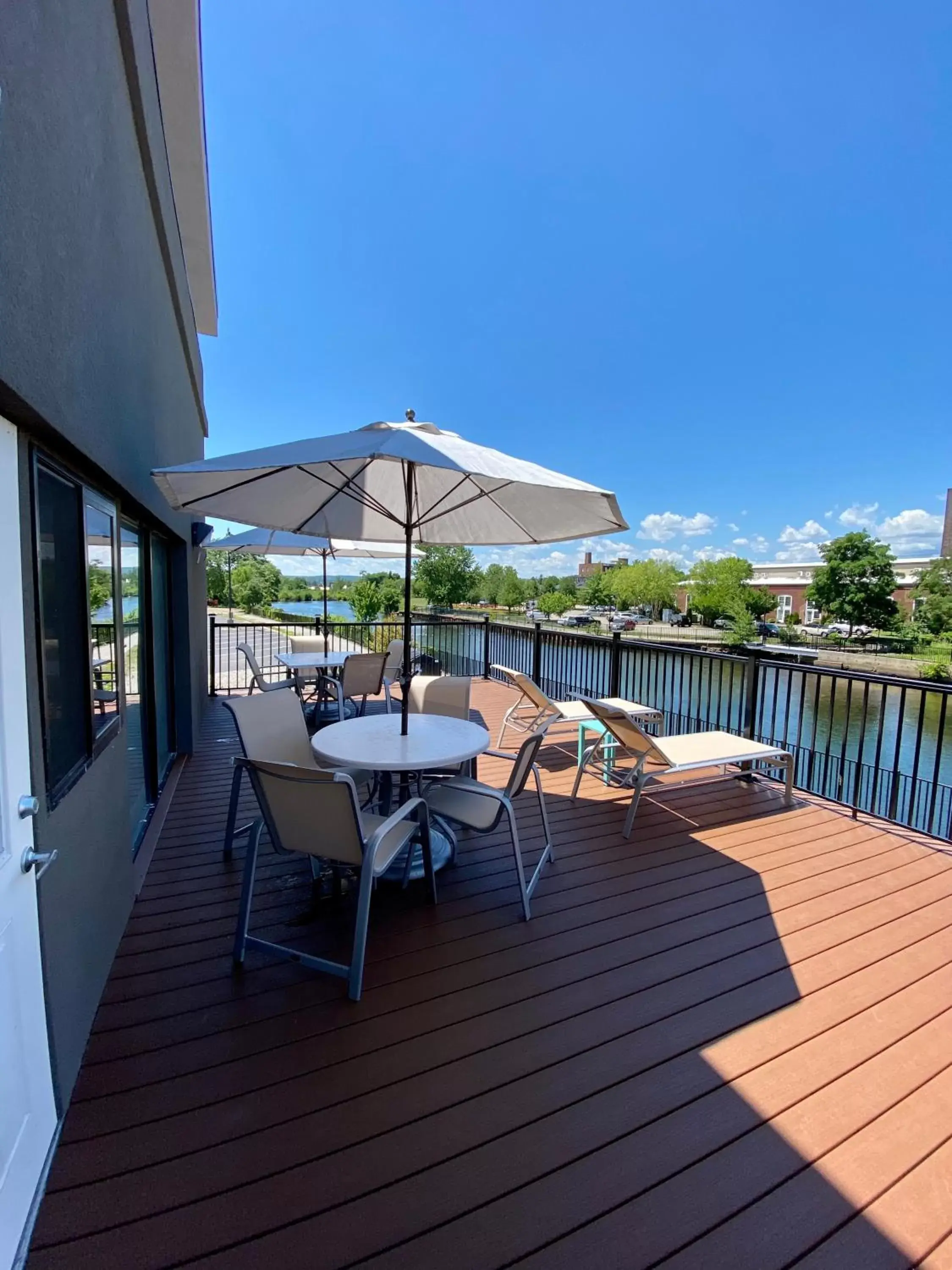 Swimming pool, Balcony/Terrace in Best Western Plus Landmark Inn