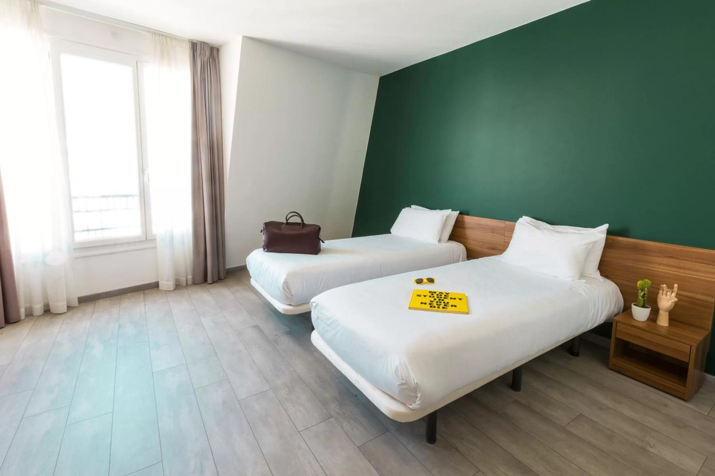 Standard Twin Room in The Social Hub Paris La Défense