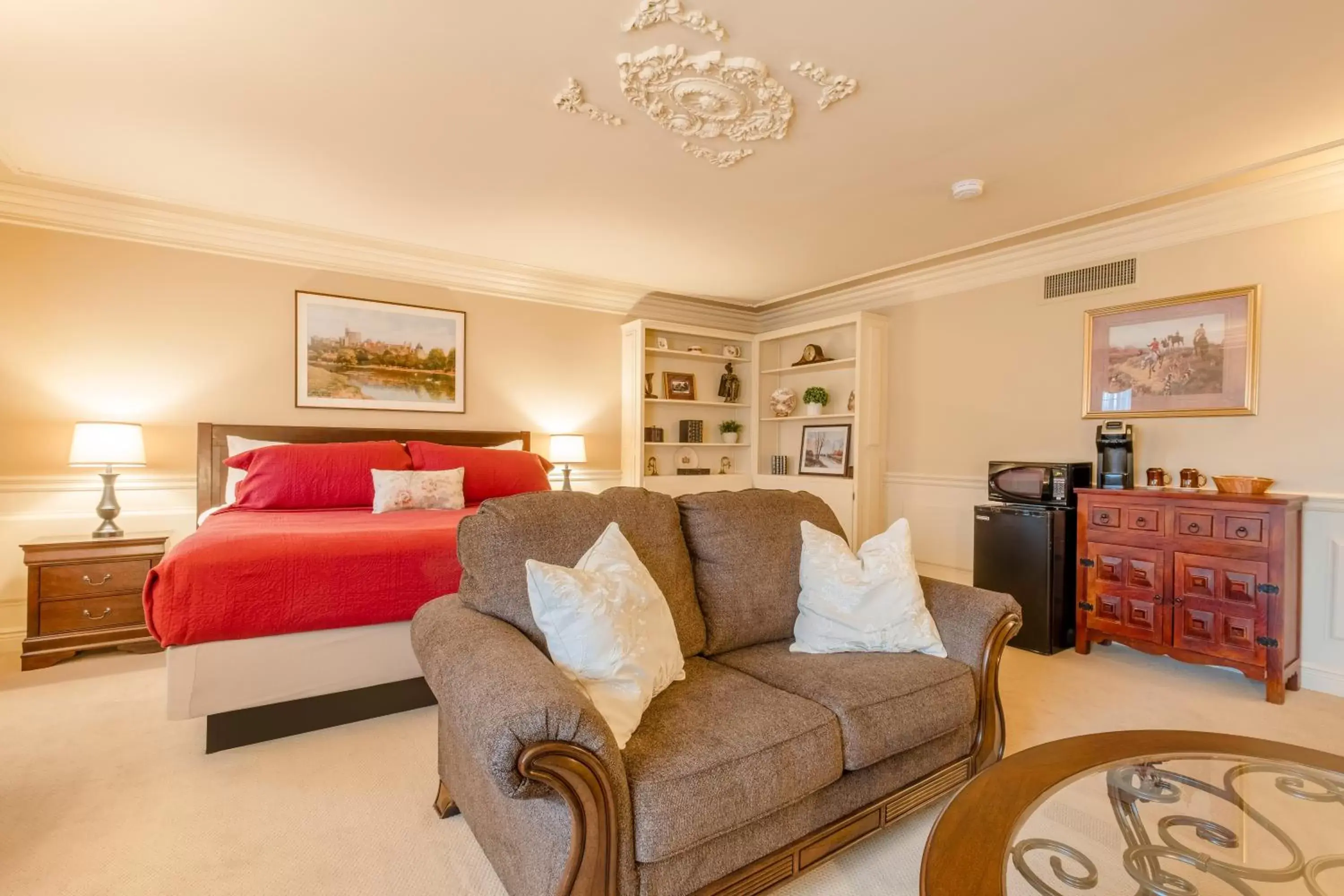 Bedroom, Seating Area in Red Coach Inn