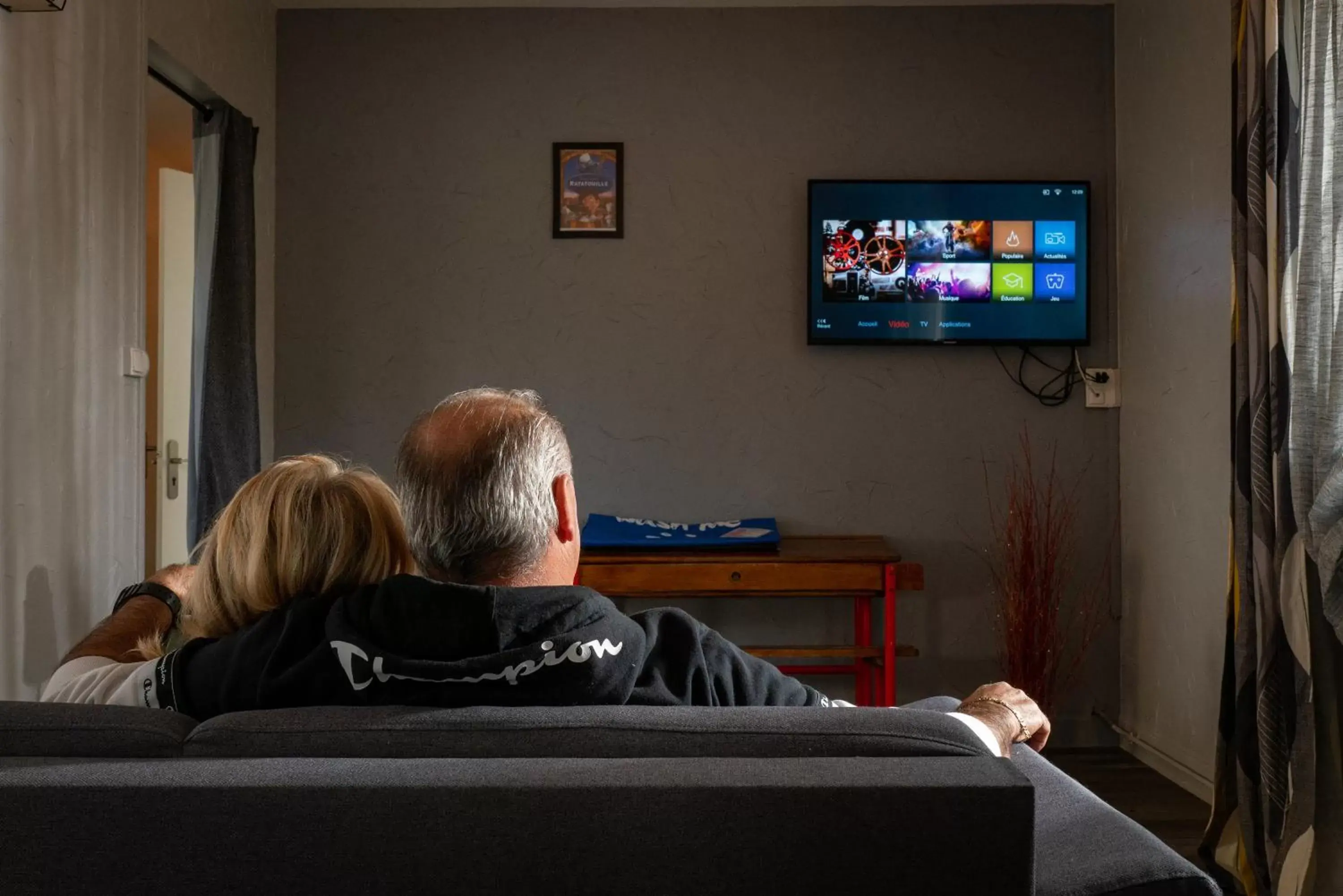 Communal lounge/ TV room in Le Village de la Champagne - Slowmoov