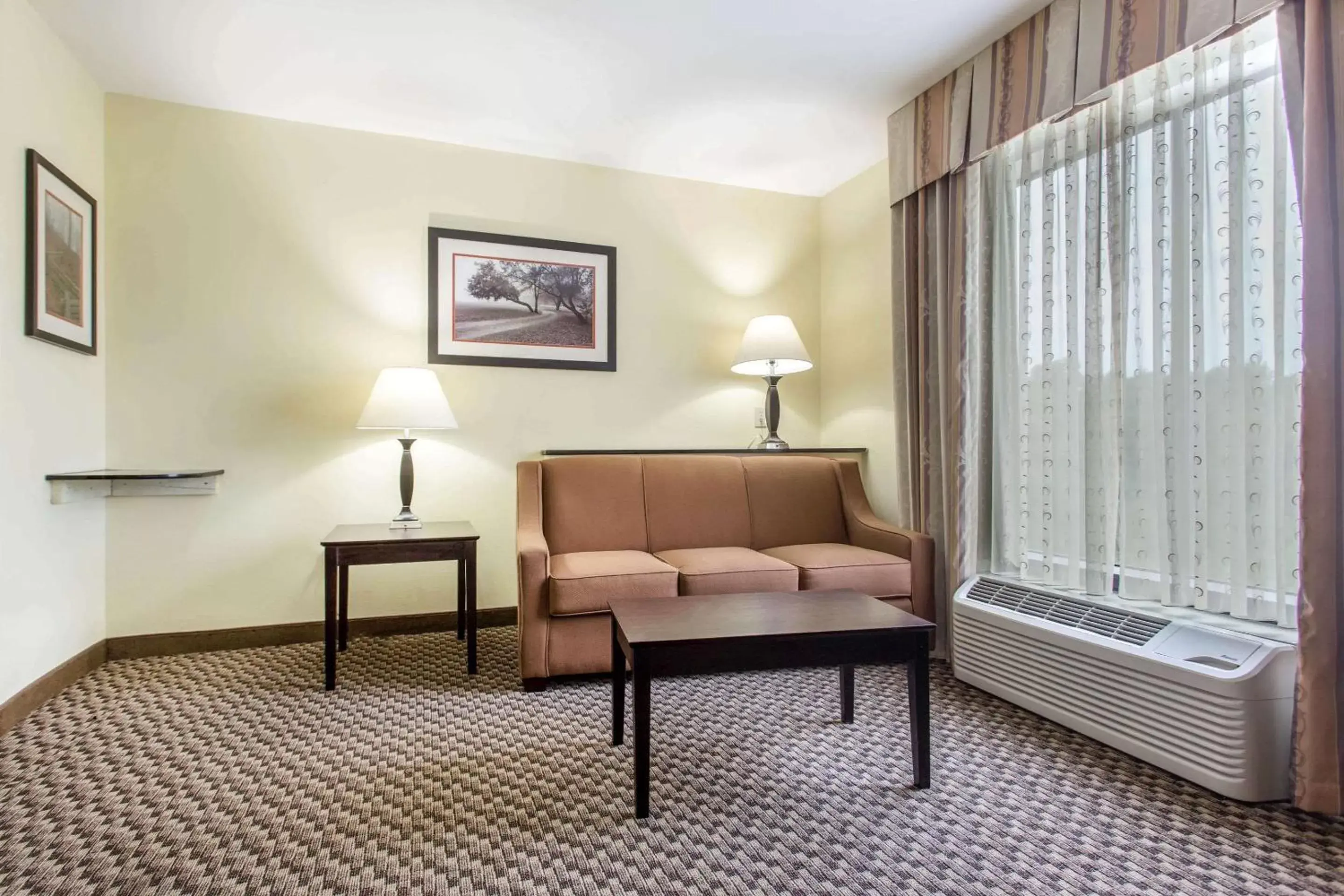 Photo of the whole room, Seating Area in Comfort Suites Clinton near Presbyterian College