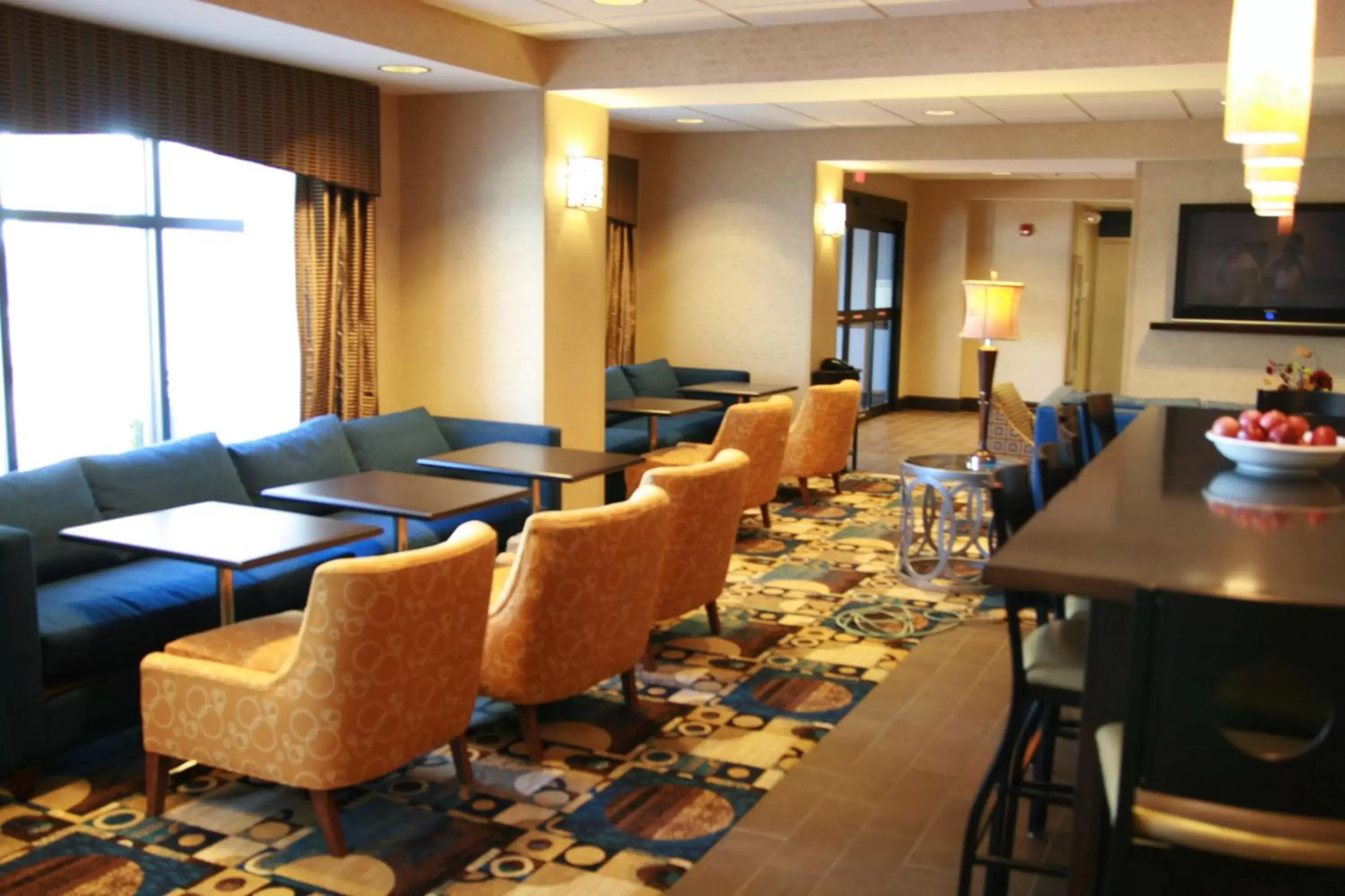 Dining area, Lounge/Bar in Hampton Inn Topeka