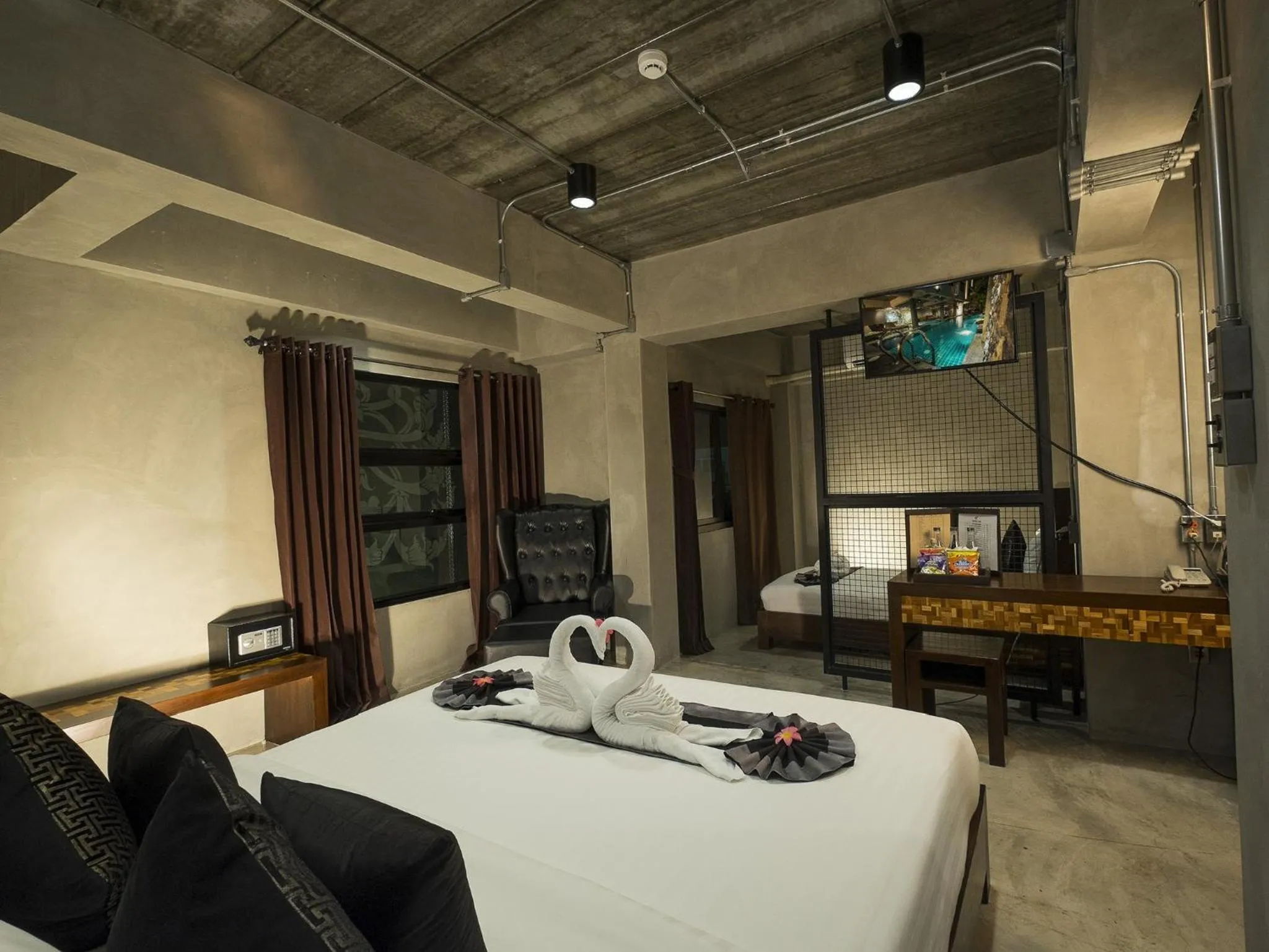 Photo of the whole room, Bed in Thapae Loft