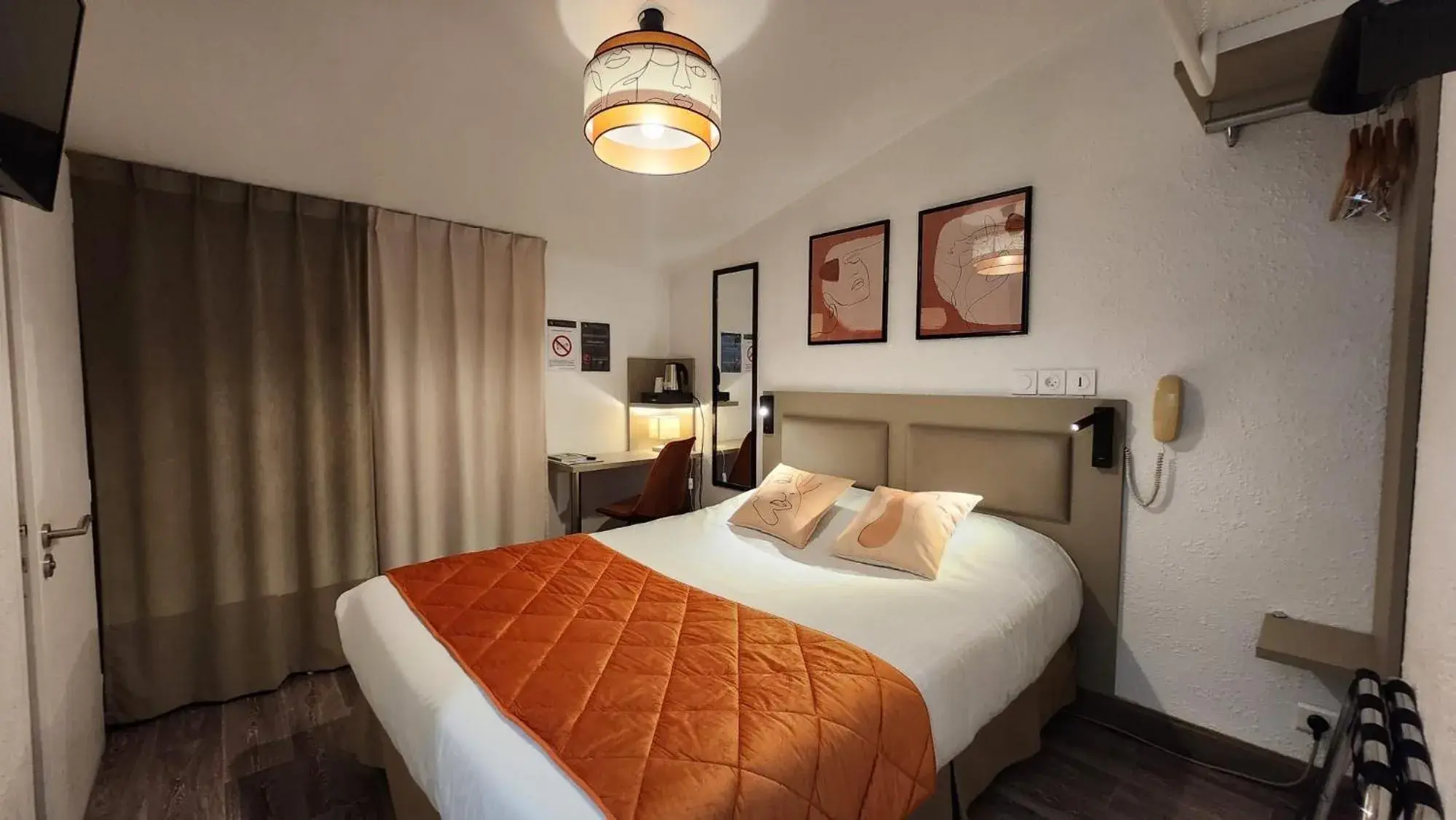 Property building, Bed in Cit'Hotel Le Cheval Blanc