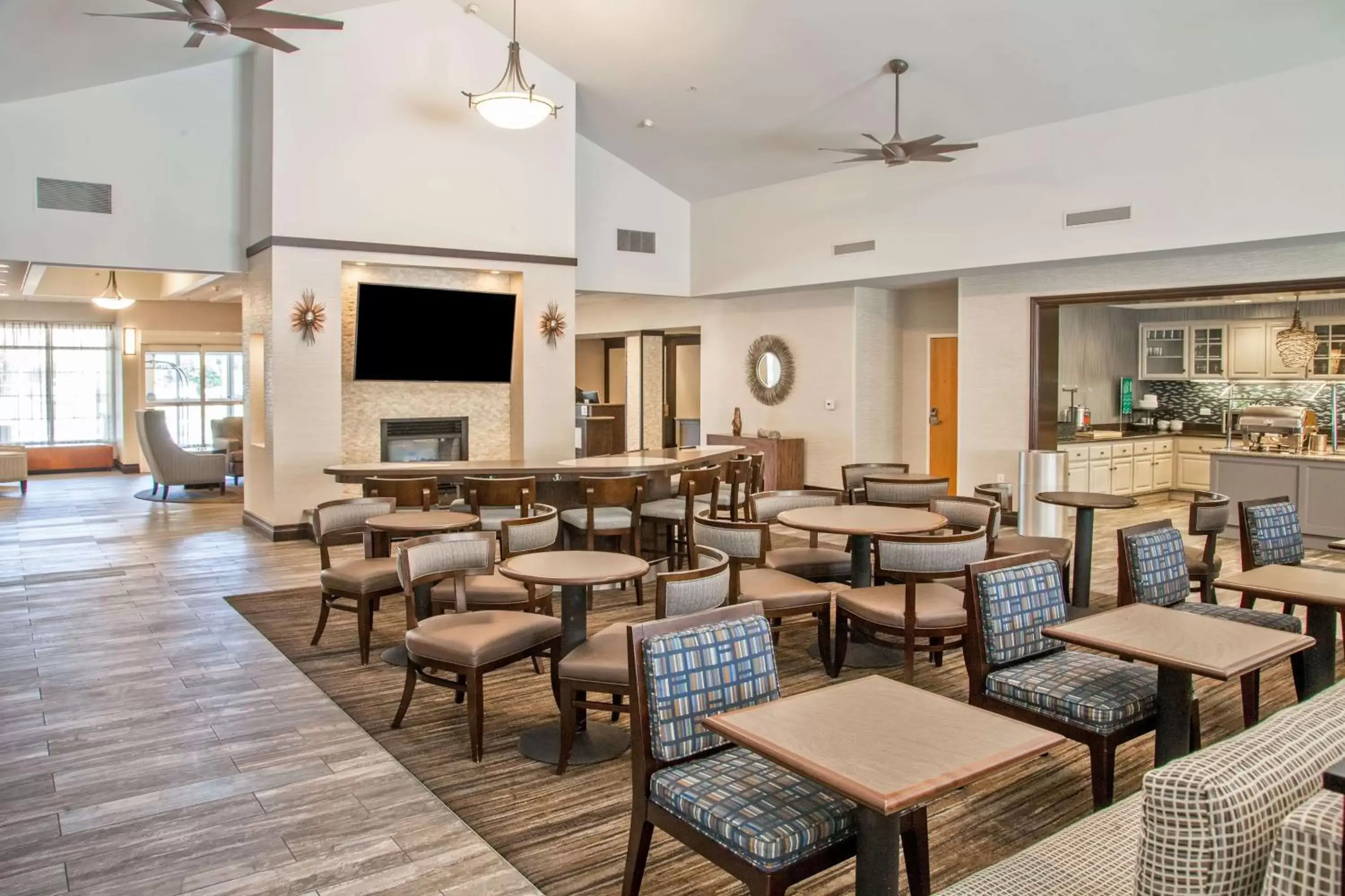 Dining area, Lounge/Bar in Homewood Suites Bakersfield