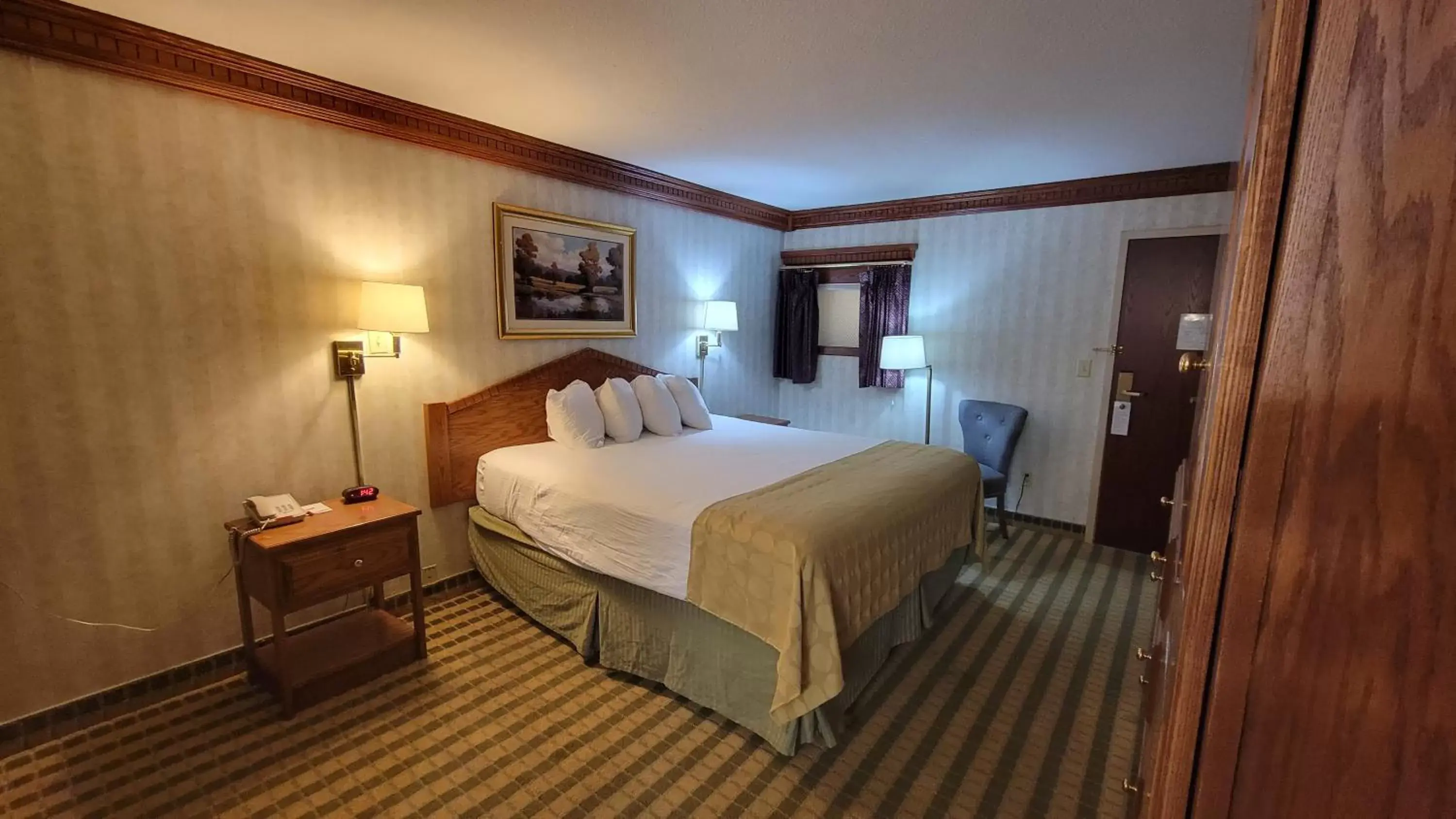 Bed in Ramada by Wyndham Saginaw Hotel & Suites