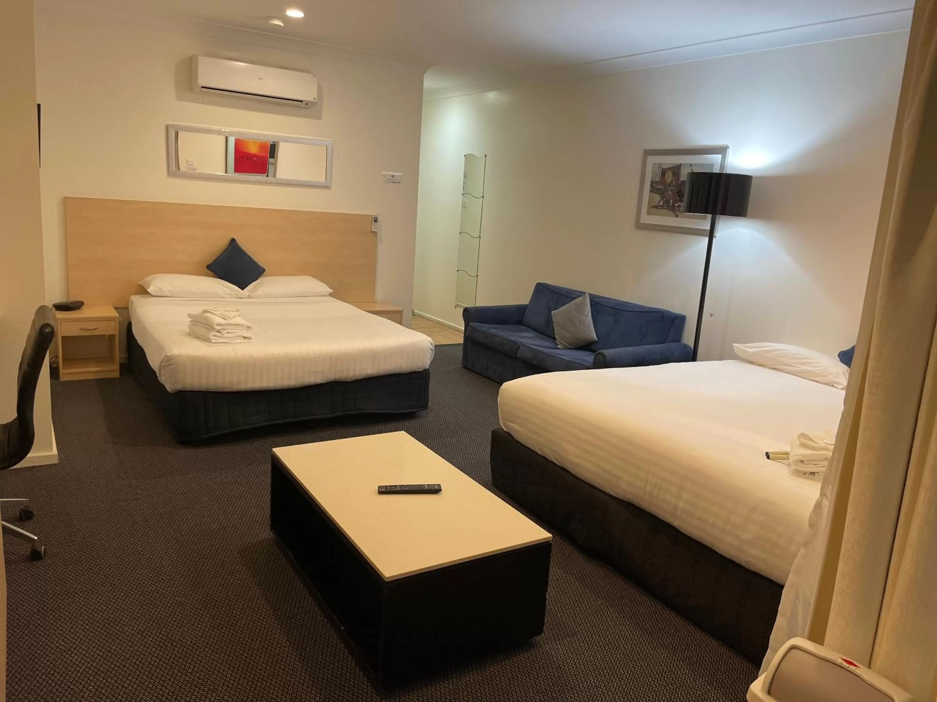 Bed in Lakeview Motor Inn