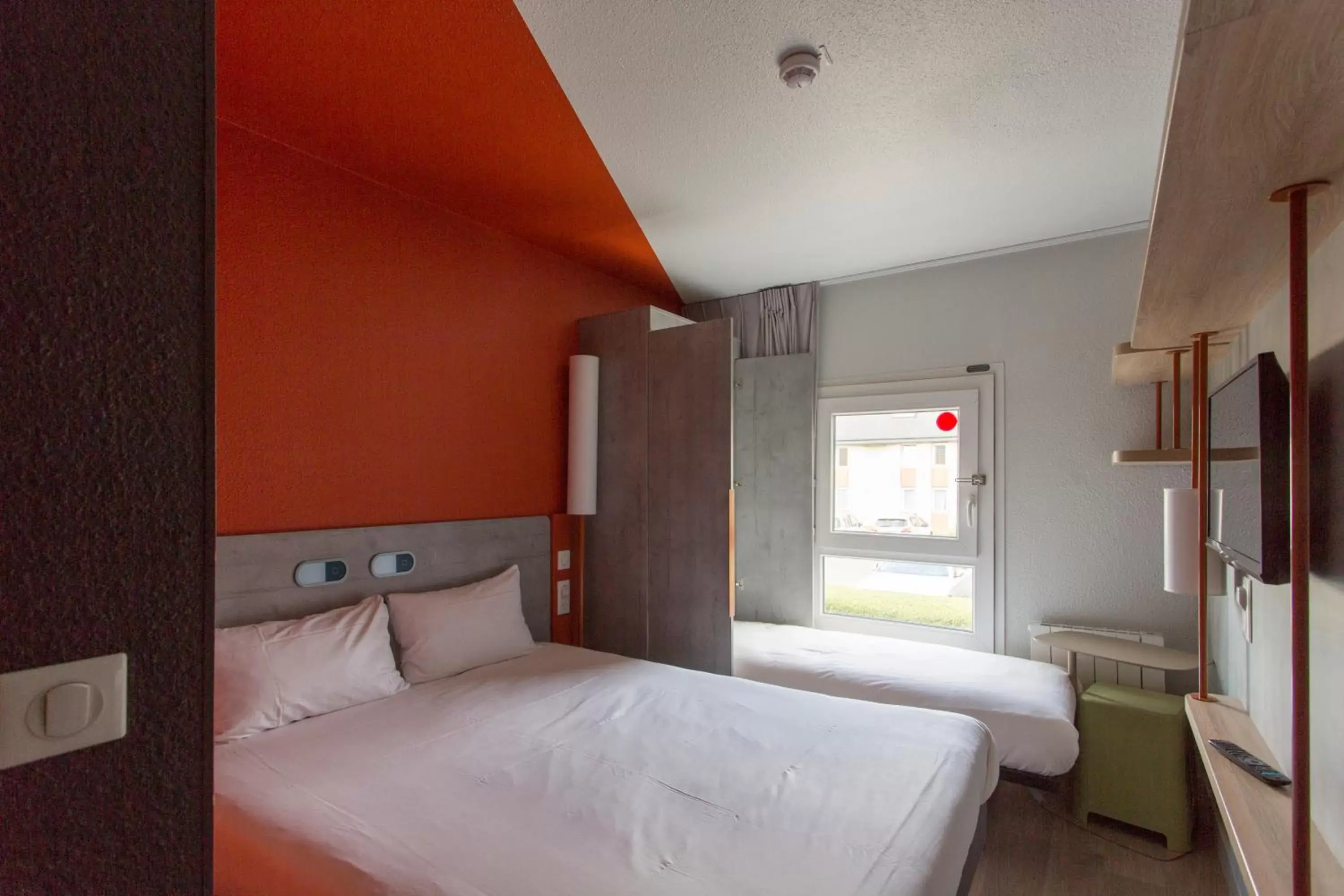 Photo of the whole room, Bed in ibis budget Senlis