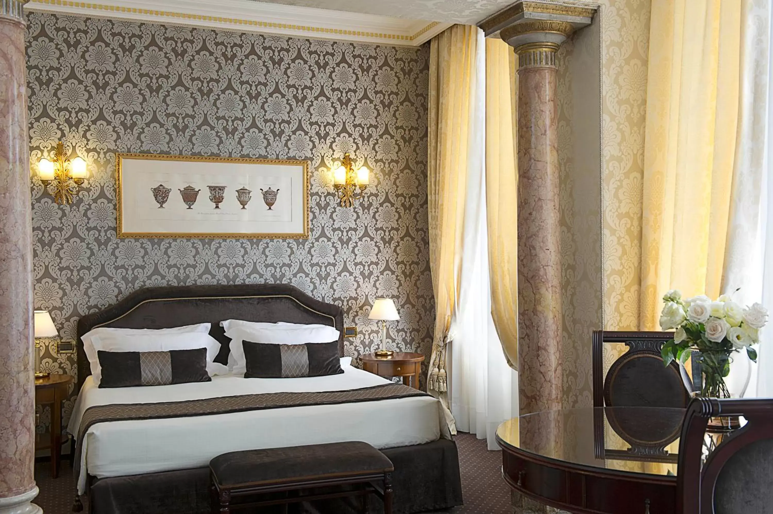 Photo of the whole room, Bed in Londra Palace Venezia