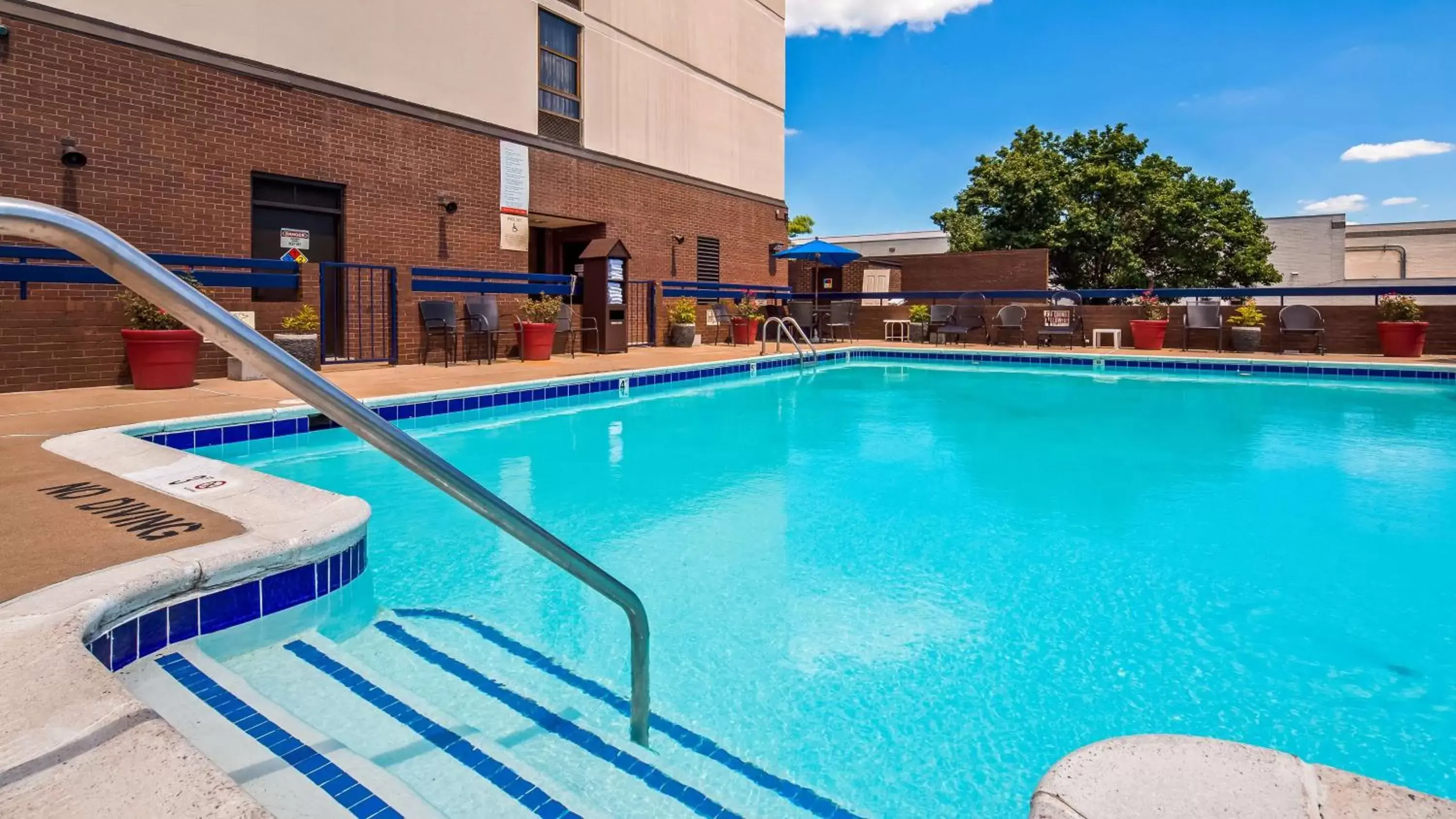 On site, Swimming Pool in Best Western Potomac Mills