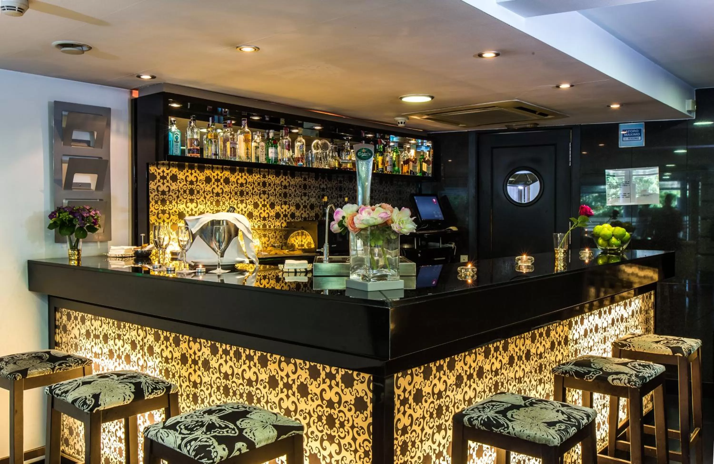 Lounge or bar in Leonardo Hotel Granada