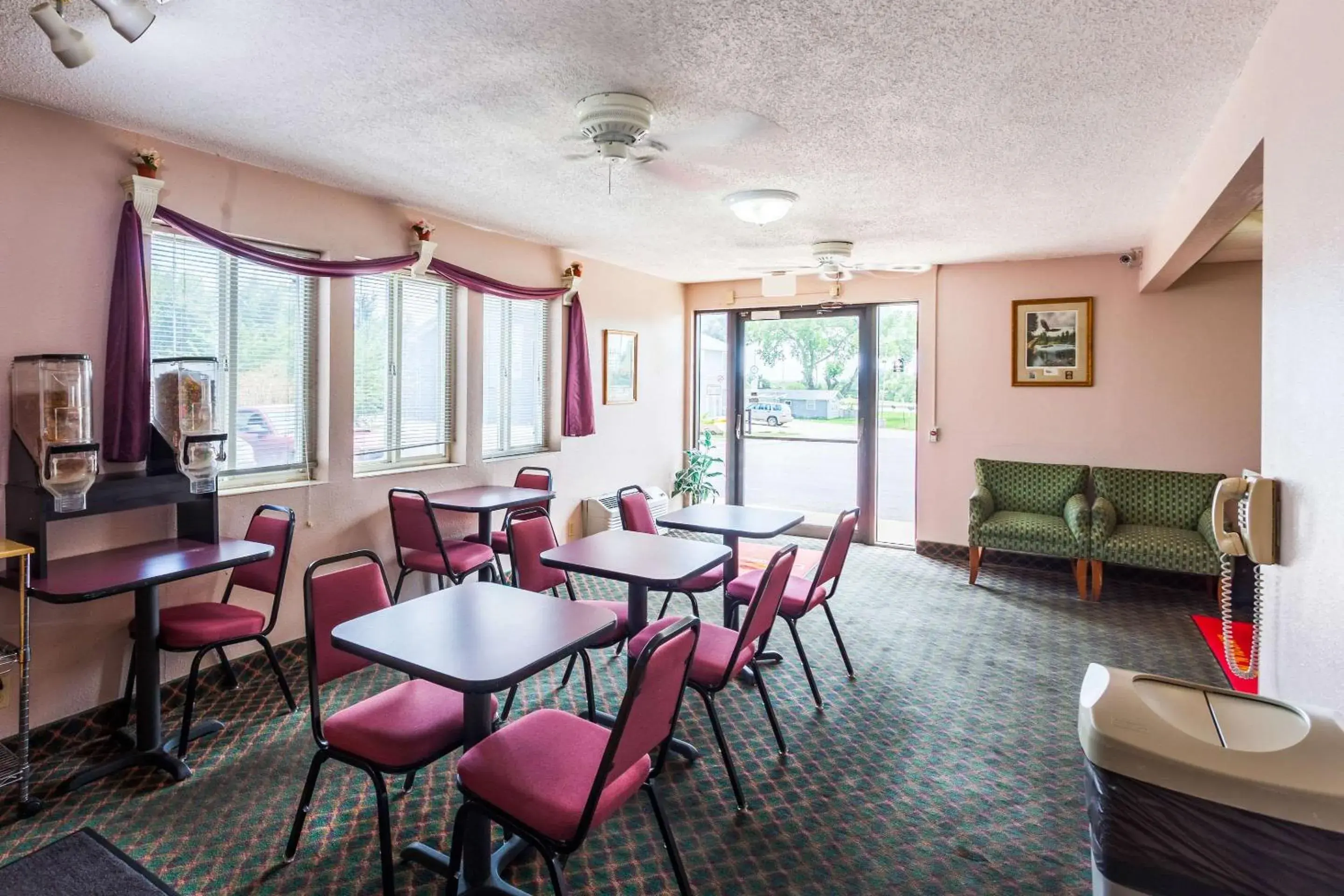 Lobby or reception, Restaurant/Places to Eat in Econo Lodge Lincoln