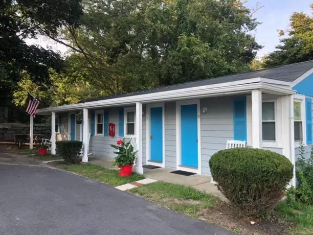 Property Building in Herring Run Motel and Tiny Cabins