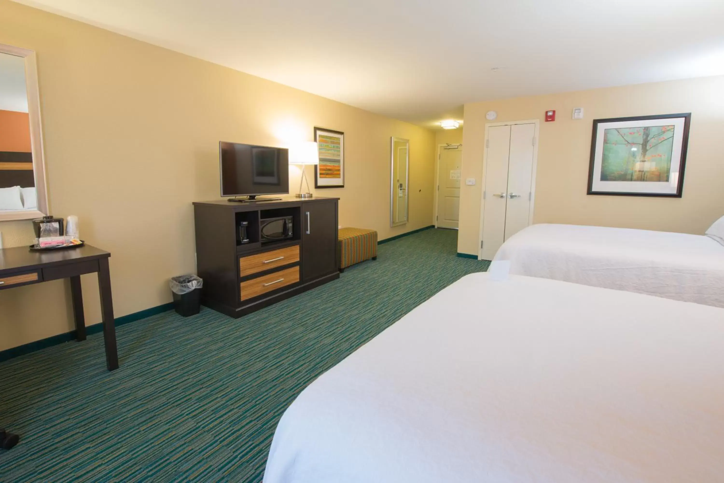 Photo of the whole room, Bed in Holiday Inn Bismarck, an IHG Hotel