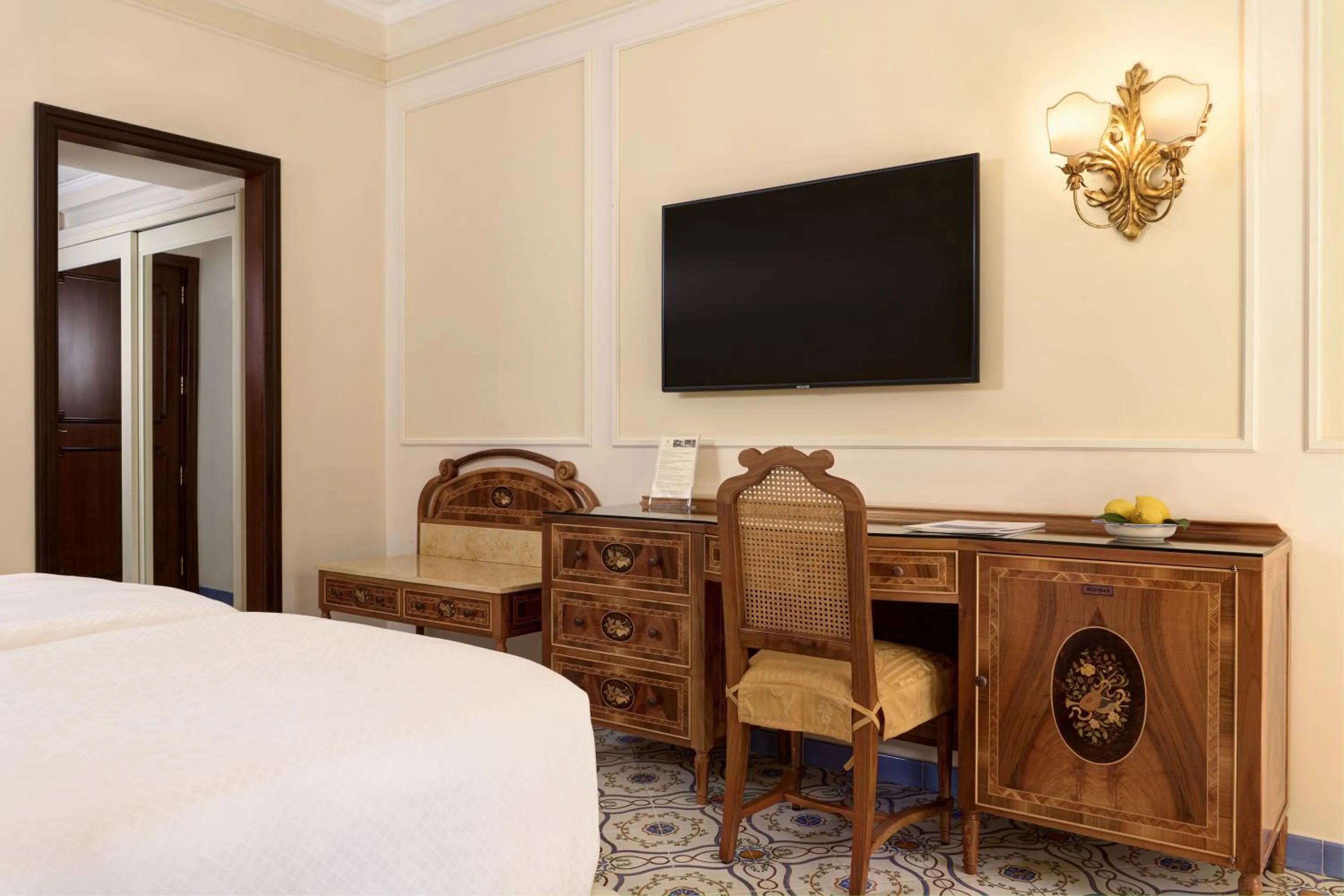 Bedroom, Bed in Grand Hotel de la Ville