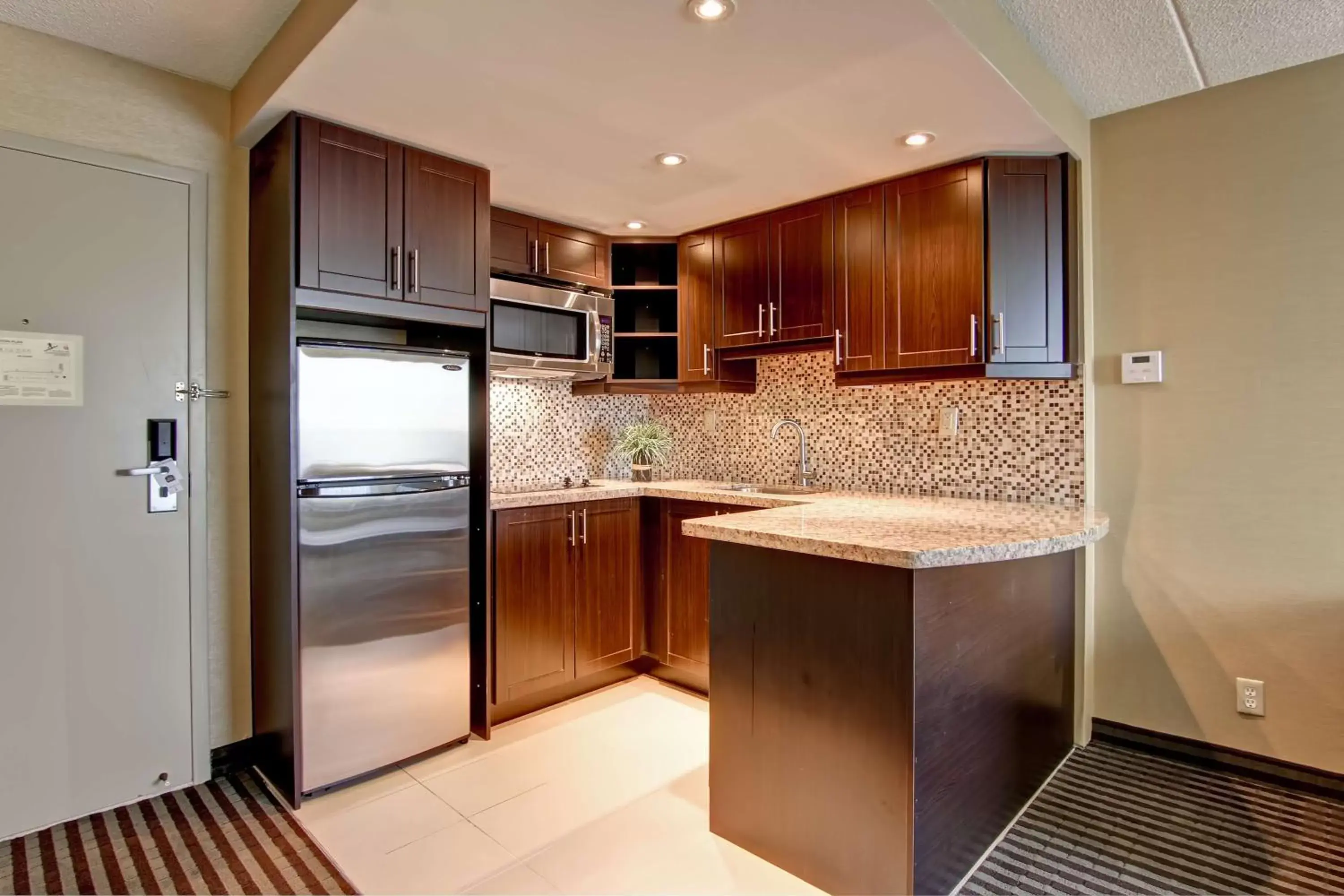 Kitchen or kitchenette, Kitchen/Kitchenette in Best Western Plus Toronto North York Hotel & Suites