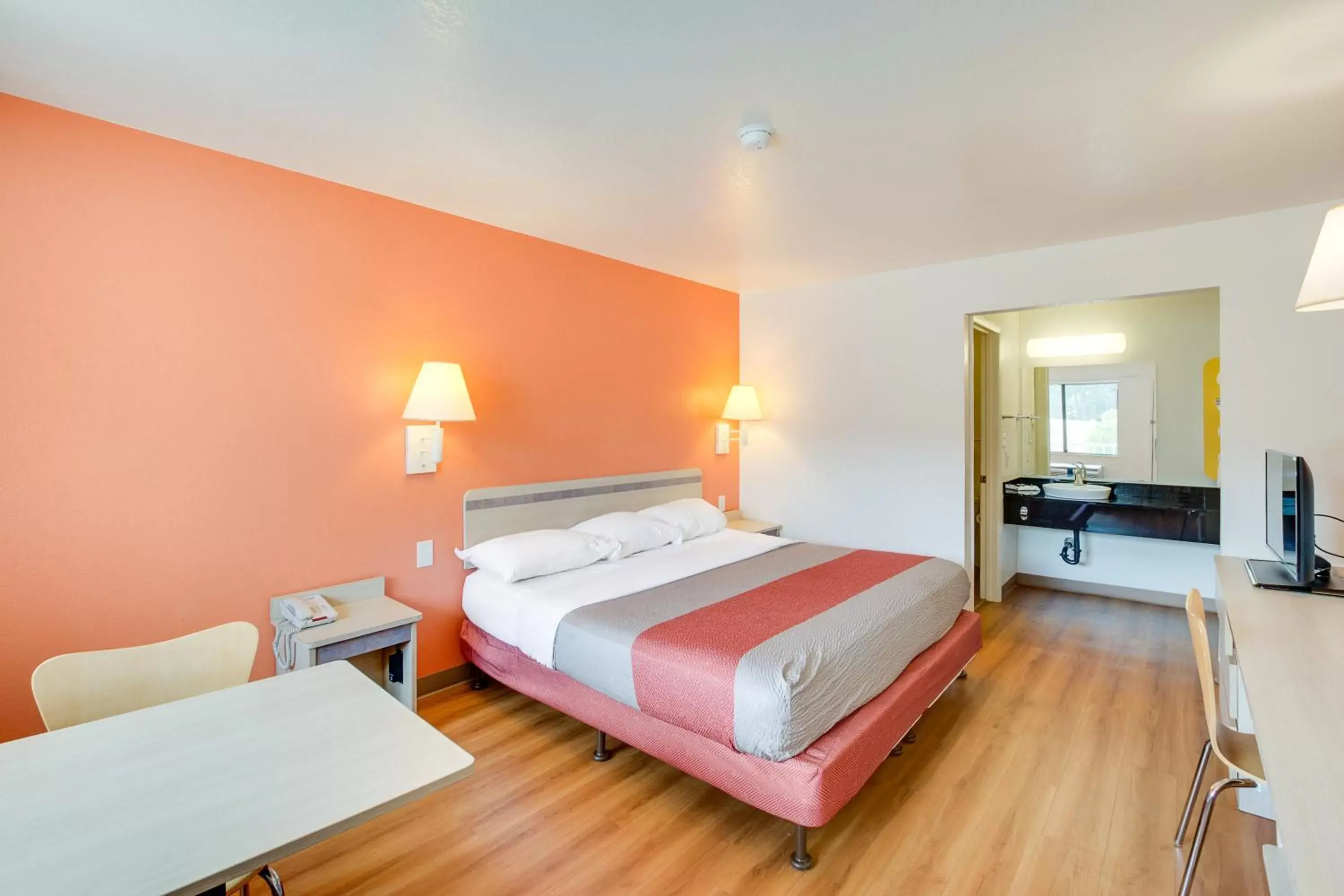 Bedroom, Bed in Motel 6-Columbus, OH - West Bedroom, Bed in Motel 6-Columbus, OH - West