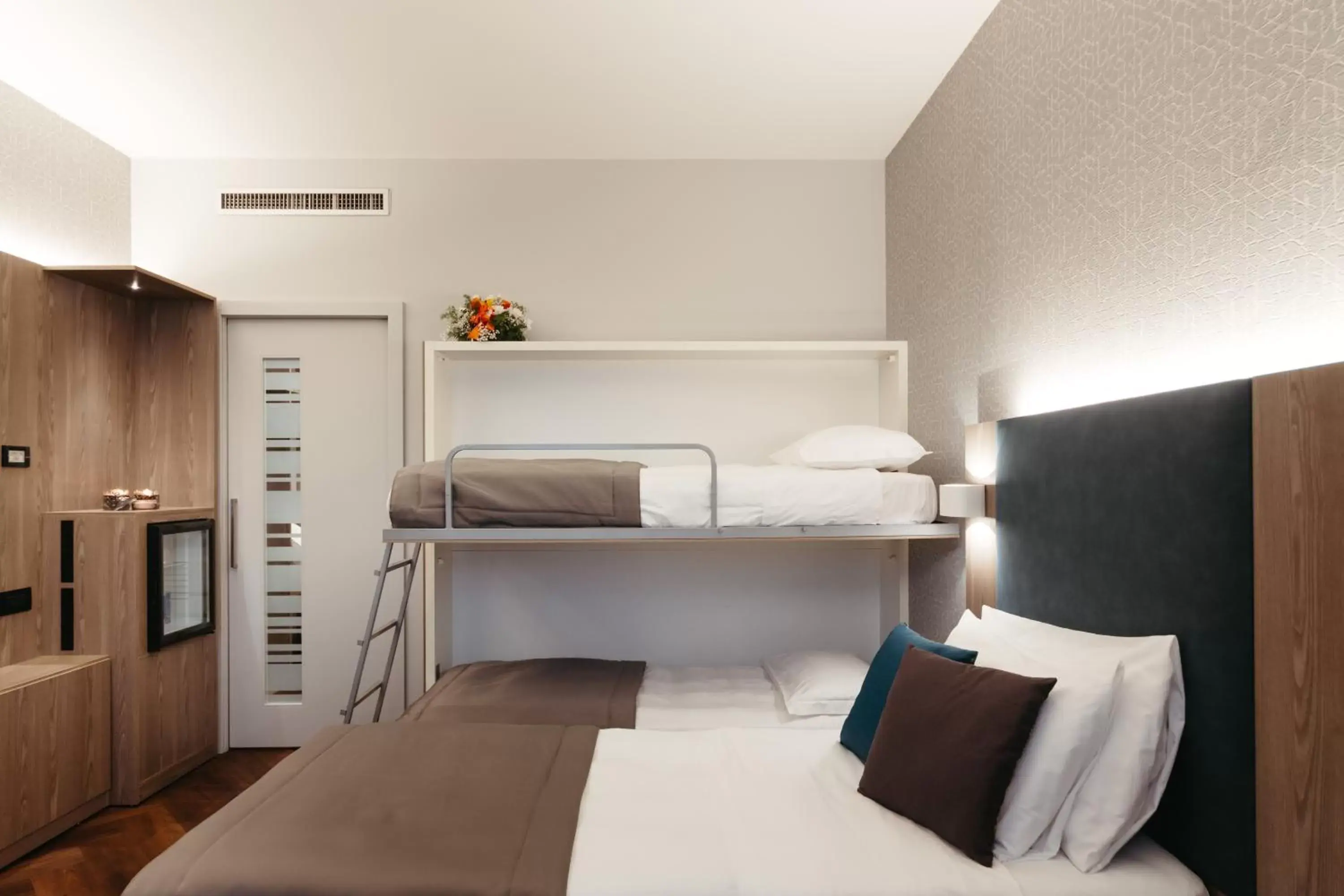 Bunk Bed in Hotel Motel Prestige