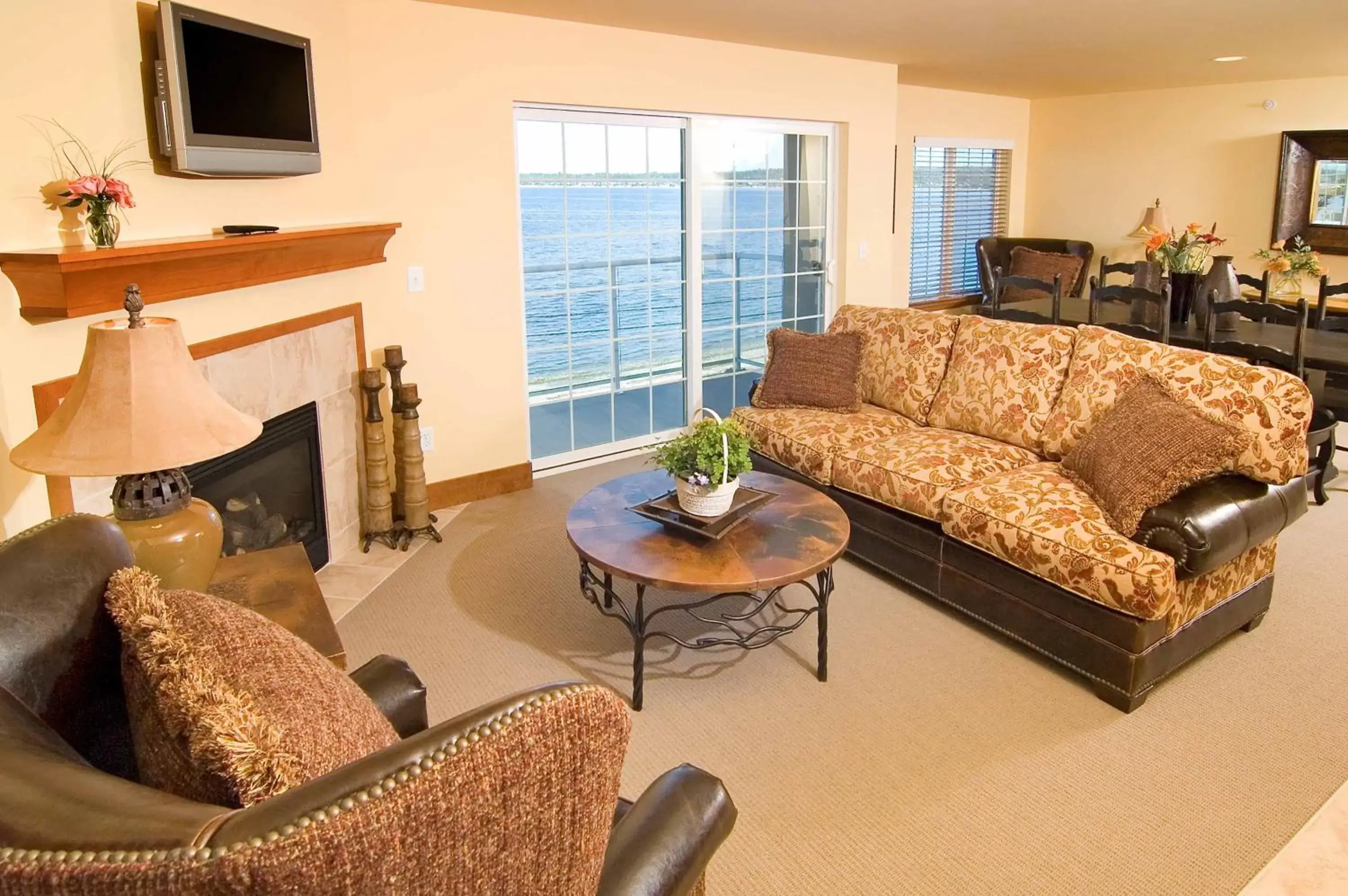 Living room, Seating Area in Raintree's Sandcastle, Birch Bay